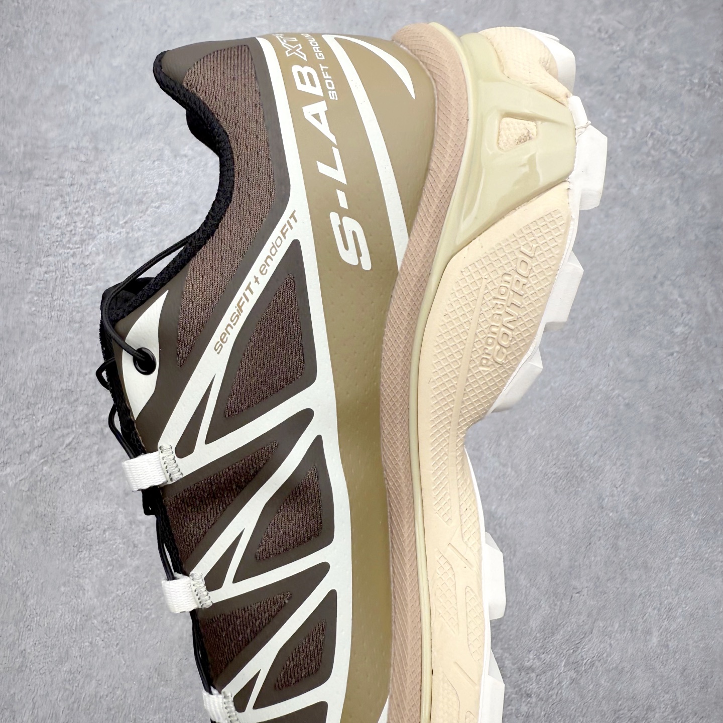 图片[7]-Salomon XT-6 萨洛蒙复古潮流户外机能登山跑鞋 纯原外贸平台特供订单 耗时半年巨作 全套原纸板楦头开发 原厂特供网布配套加持 确保原汁原味 完美呈现版型 原档数据独家私模五层组合大底 男女鞋同步官方开发至46.5 原装Ortholite轻量化鞋垫 中底布带钢印编号 原厂TPU锁扣 进口港宝加持 后跟自然饱满 还原公司包裹性 鞋面以“锯齿”状的包裹系统呈现 在基色底之下加入了各种色点缀 将公司的最新技术和时尚前卫的造型融入耐用的长跑款式中 鞋面由 TPU 薄膜制成 并焊接在高耐磨网眼上 使其既时尚又坚固 由 ACS底盘支撑 可增强稳定性和支撑力 以及由橡胶凸耳 Contragrip外底覆盖的 EVA 缓冲中底 旨在应对崎岖的地形 鞋舌上的彩色Salomon 标签、Quicklace 系统以及鞋头、鞋舌和鞋跟上的附加品牌使细节更加完美 让穿着者可以轻松驾驭户外与通勤下的任何运动生活场景 无缝鞋身户外随意纵横 颜值与脚感兼备 出街通勤 绝对非常吸睛 你值得拥有 尺码：36 36.5 37.5 38 38.5 39 40 40.5 41 42 42.5 43 44 44.5 45 注意：偏小1码-选品中心