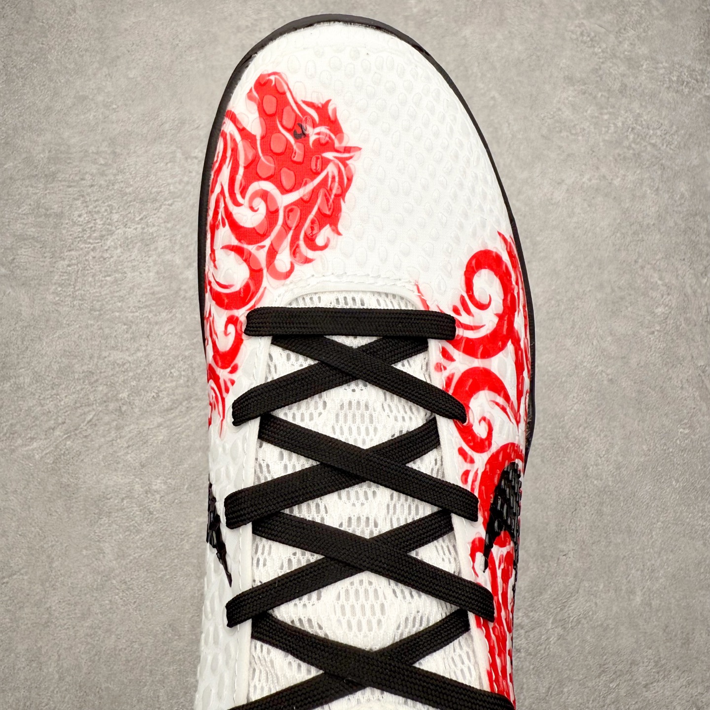 图片[4]-NK Zoom Kobe 6 Protro 科比六代实战篮球鞋 马年定制CYN配色 Eric Avar 这一次在设计中将轻盈发挥到了极致 鞋面采用了更加轻盈、更加强韧的创新的Flywire 2.0技术 球鞋重量更加轻质 重量仅为10.6盎司 内靴设计也使得穿着更加舒适 中底的配置则依日是可靠的zoom气垫和碳板的搭配 外底有个小细节令人十分喜欢 将纹路做成了心电图状 寓意科比对于篮球的喜爱 尺码：40 40.5 41 42 42.5 43 44 44.5 45 46-选品中心