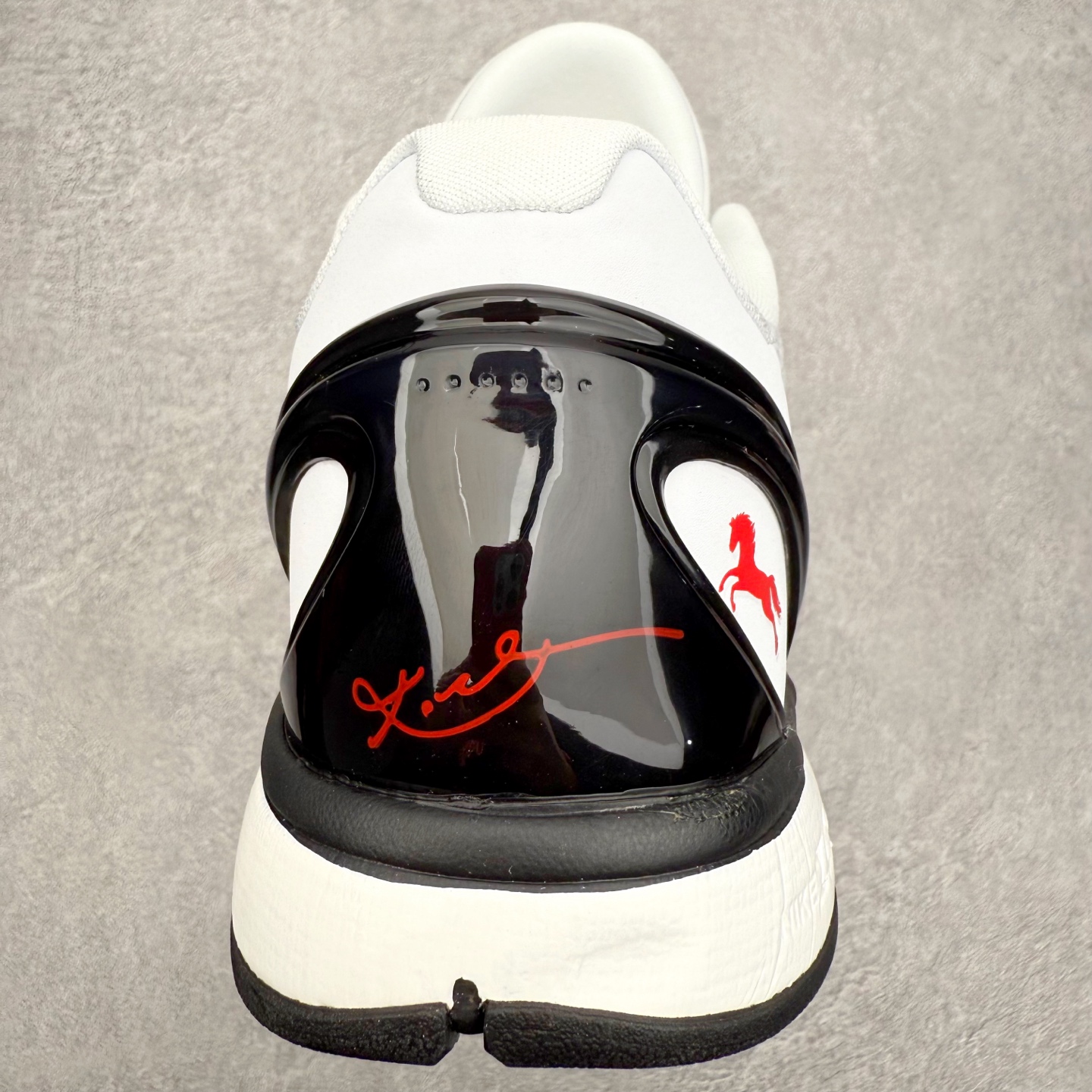 图片[8]-NK Zoom Kobe 6 Protro 科比六代实战篮球鞋 马年定制CYN配色 Eric Avar 这一次在设计中将轻盈发挥到了极致 鞋面采用了更加轻盈、更加强韧的创新的Flywire 2.0技术 球鞋重量更加轻质 重量仅为10.6盎司 内靴设计也使得穿着更加舒适 中底的配置则依日是可靠的zoom气垫和碳板的搭配 外底有个小细节令人十分喜欢 将纹路做成了心电图状 寓意科比对于篮球的喜爱 尺码：40 40.5 41 42 42.5 43 44 44.5 45 46-选品中心