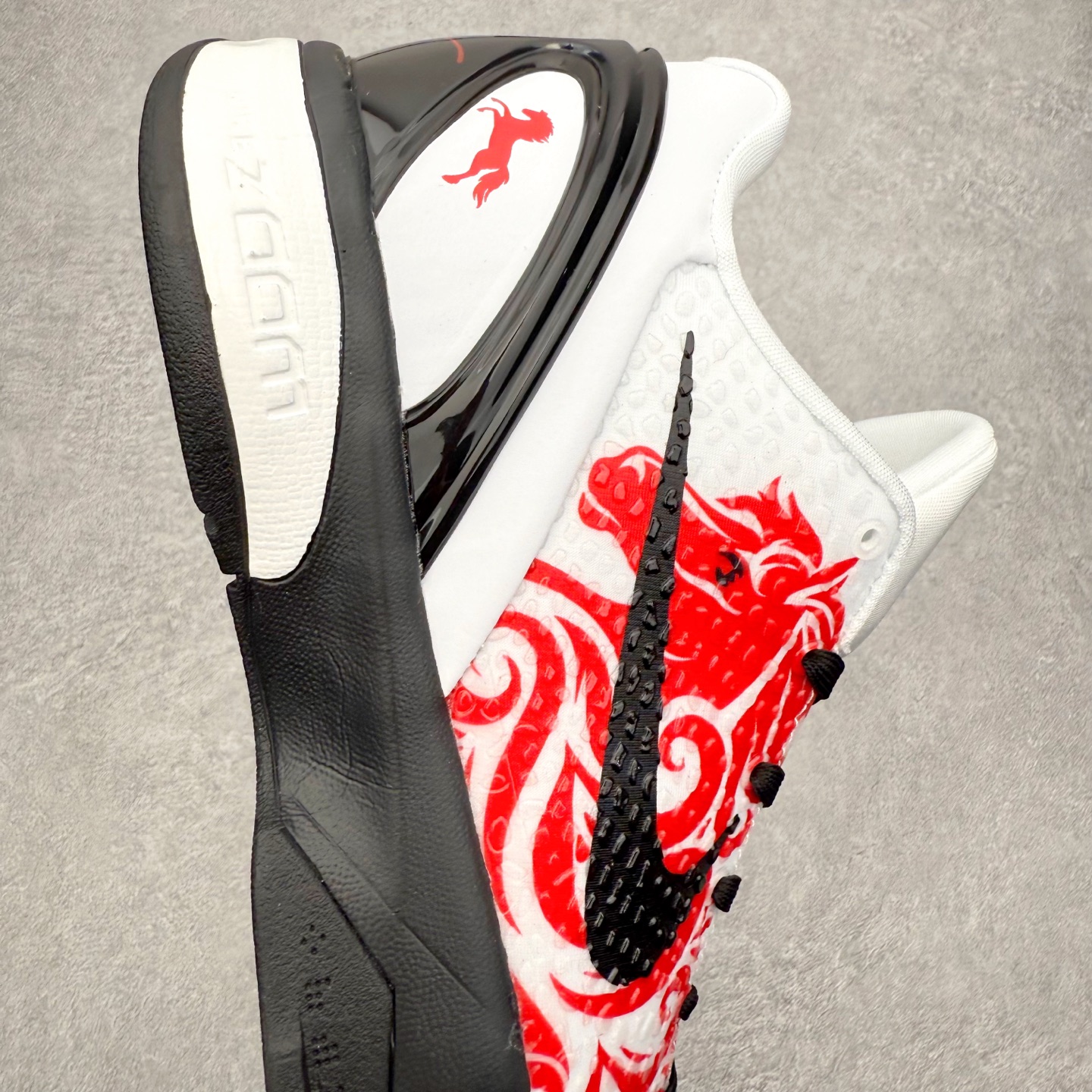 图片[6]-NK Zoom Kobe 6 Protro 科比六代实战篮球鞋 马年定制CYN配色 Eric Avar 这一次在设计中将轻盈发挥到了极致 鞋面采用了更加轻盈、更加强韧的创新的Flywire 2.0技术 球鞋重量更加轻质 重量仅为10.6盎司 内靴设计也使得穿着更加舒适 中底的配置则依日是可靠的zoom气垫和碳板的搭配 外底有个小细节令人十分喜欢 将纹路做成了心电图状 寓意科比对于篮球的喜爱 尺码：40 40.5 41 42 42.5 43 44 44.5 45 46-选品中心