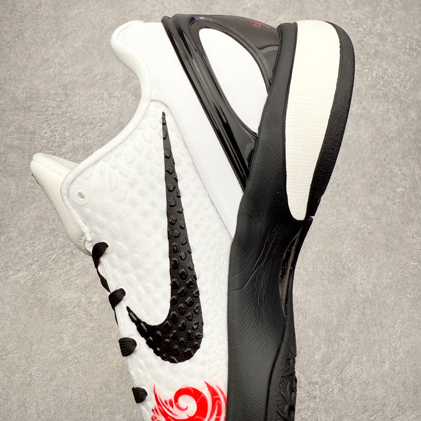 图片[7]-NK Zoom Kobe 6 Protro 科比六代实战篮球鞋 马年定制CYN配色 Eric Avar 这一次在设计中将轻盈发挥到了极致 鞋面采用了更加轻盈、更加强韧的创新的Flywire 2.0技术 球鞋重量更加轻质 重量仅为10.6盎司 内靴设计也使得穿着更加舒适 中底的配置则依日是可靠的zoom气垫和碳板的搭配 外底有个小细节令人十分喜欢 将纹路做成了心电图状 寓意科比对于篮球的喜爱 尺码：40 40.5 41 42 42.5 43 44 44.5 45 46-选品中心