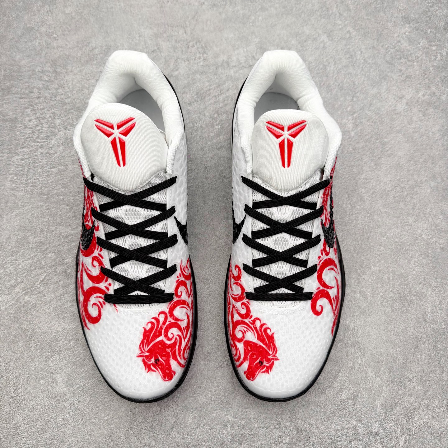 图片[2]-NK Zoom Kobe 6 Protro 科比六代实战篮球鞋 马年定制CYN配色 Eric Avar 这一次在设计中将轻盈发挥到了极致 鞋面采用了更加轻盈、更加强韧的创新的Flywire 2.0技术 球鞋重量更加轻质 重量仅为10.6盎司 内靴设计也使得穿着更加舒适 中底的配置则依日是可靠的zoom气垫和碳板的搭配 外底有个小细节令人十分喜欢 将纹路做成了心电图状 寓意科比对于篮球的喜爱 尺码：40 40.5 41 42 42.5 43 44 44.5 45 46-选品中心