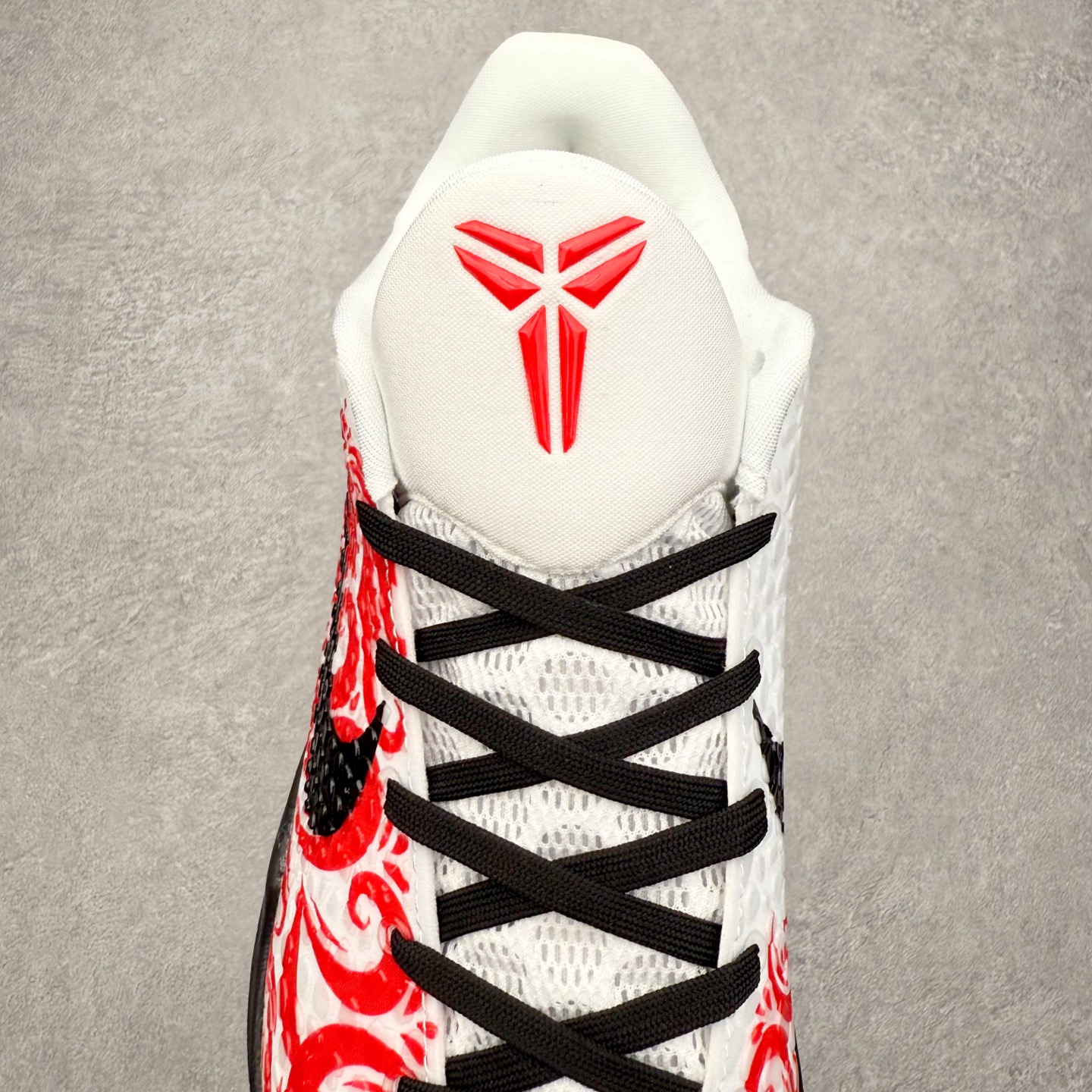 图片[5]-NK Zoom Kobe 6 Protro 科比六代实战篮球鞋 马年定制CYN配色 Eric Avar 这一次在设计中将轻盈发挥到了极致 鞋面采用了更加轻盈、更加强韧的创新的Flywire 2.0技术 球鞋重量更加轻质 重量仅为10.6盎司 内靴设计也使得穿着更加舒适 中底的配置则依日是可靠的zoom气垫和碳板的搭配 外底有个小细节令人十分喜欢 将纹路做成了心电图状 寓意科比对于篮球的喜爱 尺码：40 40.5 41 42 42.5 43 44 44.5 45 46-选品中心