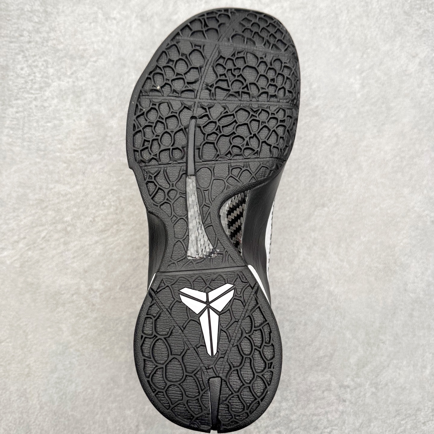 图片[9]-NK Zoom Kobe 6 Protro 科比六代实战篮球鞋 马年定制CYN配色 Eric Avar 这一次在设计中将轻盈发挥到了极致 鞋面采用了更加轻盈、更加强韧的创新的Flywire 2.0技术 球鞋重量更加轻质 重量仅为10.6盎司 内靴设计也使得穿着更加舒适 中底的配置则依日是可靠的zoom气垫和碳板的搭配 外底有个小细节令人十分喜欢 将纹路做成了心电图状 寓意科比对于篮球的喜爱 尺码：40 40.5 41 42 42.5 43 44 44.5 45 46-选品中心