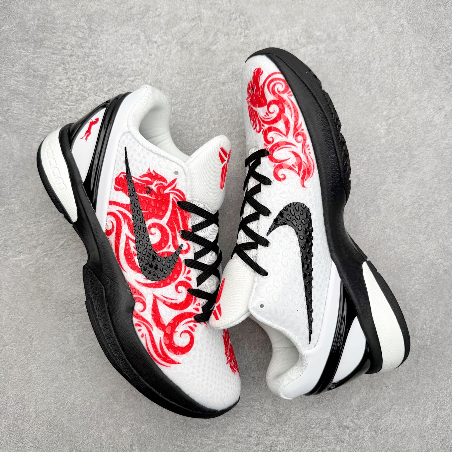 图片[3]-NK Zoom Kobe 6 Protro 科比六代实战篮球鞋 马年定制CYN配色 Eric Avar 这一次在设计中将轻盈发挥到了极致 鞋面采用了更加轻盈、更加强韧的创新的Flywire 2.0技术 球鞋重量更加轻质 重量仅为10.6盎司 内靴设计也使得穿着更加舒适 中底的配置则依日是可靠的zoom气垫和碳板的搭配 外底有个小细节令人十分喜欢 将纹路做成了心电图状 寓意科比对于篮球的喜爱 尺码：40 40.5 41 42 42.5 43 44 44.5 45 46-选品中心