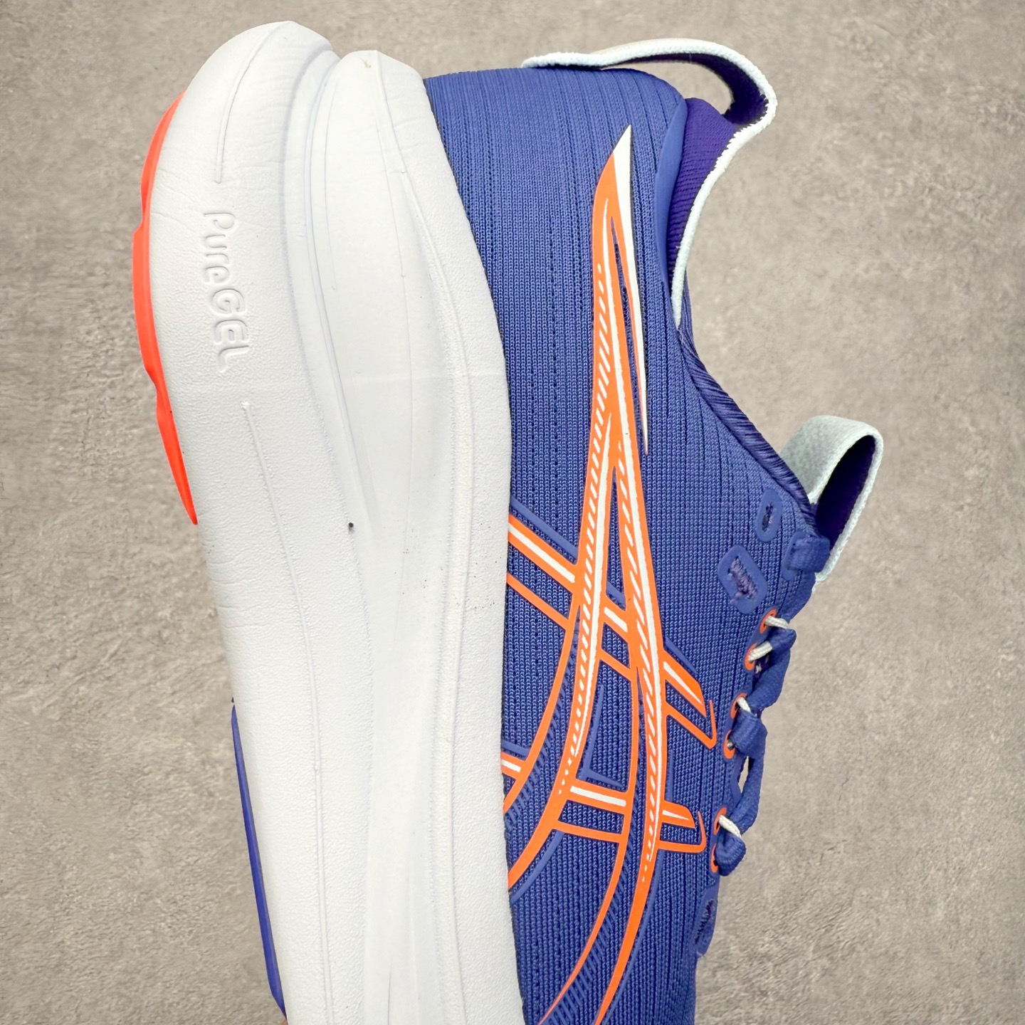 图片[6]-Asics GEL-Nimbus 28 亚瑟士缓震跑鞋 近年复古风潮的势头很旺 ASICS一直坚信保持身体的健康与活力是打造健康快乐的生活方式的最佳途径 ASICS为复古鞋型注入新设计 为玩家的街头穿搭提供了更多可能 GEL-NIMBUSTM9运动鞋最初是为中立和仰卧跑步者设计的长距离训练器 采用原始材料和关键细节重新设计 其Y2K时代的工业外观也被大胆的对比和色块所抵消 尺码：36 36.5 37.5 38 38.5 39 40 40.5 41.5 42 42.5 43.5 44 44.5 45-选品中心