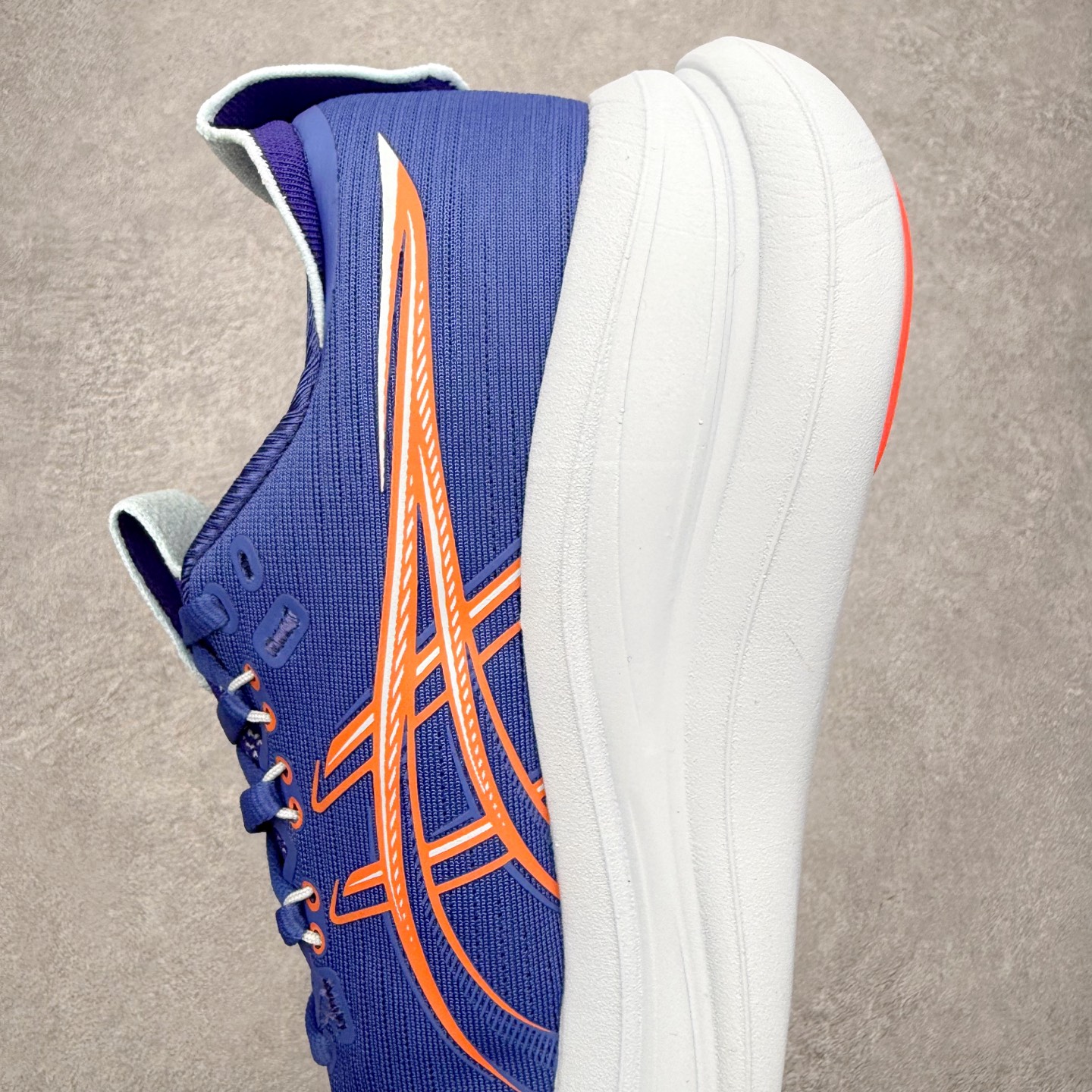 图片[7]-Asics GEL-Nimbus 28 亚瑟士缓震跑鞋 近年复古风潮的势头很旺 ASICS一直坚信保持身体的健康与活力是打造健康快乐的生活方式的最佳途径 ASICS为复古鞋型注入新设计 为玩家的街头穿搭提供了更多可能 GEL-NIMBUSTM9运动鞋最初是为中立和仰卧跑步者设计的长距离训练器 采用原始材料和关键细节重新设计 其Y2K时代的工业外观也被大胆的对比和色块所抵消 尺码：36 36.5 37.5 38 38.5 39 40 40.5 41.5 42 42.5 43.5 44 44.5 45-选品中心