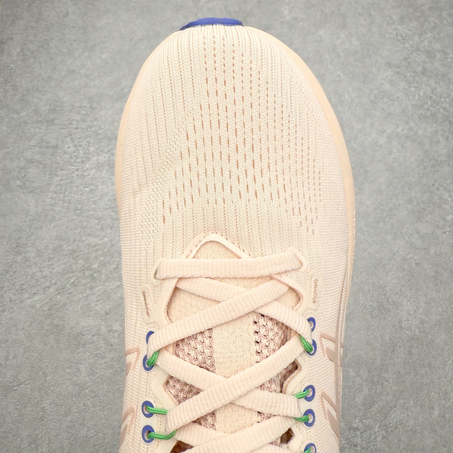 图片[4]-Asics GEL-Nimbus 28 亚瑟士缓震跑鞋 近年复古风潮的势头很旺 ASICS一直坚信保持身体的健康与活力是打造健康快乐的生活方式的最佳途径 ASICS为复古鞋型注入新设计 为玩家的街头穿搭提供了更多可能 GEL-NIMBUSTM9运动鞋最初是为中立和仰卧跑步者设计的长距离训练器 采用原始材料和关键细节重新设计 其Y2K时代的工业外观也被大胆的对比和色块所抵消 尺码：36 36.5 37.5 38 38.5 39 40 40.5 41.5 42 42.5 43.5 44 44.5 45-选品中心