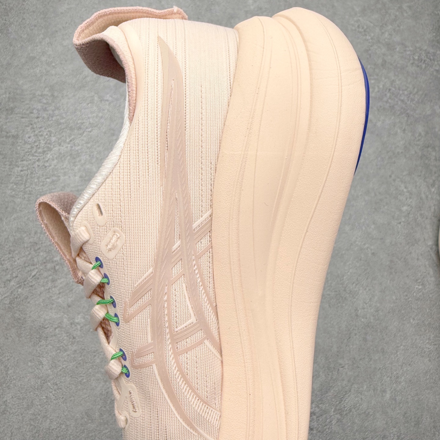 图片[7]-Asics GEL-Nimbus 28 亚瑟士缓震跑鞋 近年复古风潮的势头很旺 ASICS一直坚信保持身体的健康与活力是打造健康快乐的生活方式的最佳途径 ASICS为复古鞋型注入新设计 为玩家的街头穿搭提供了更多可能 GEL-NIMBUSTM9运动鞋最初是为中立和仰卧跑步者设计的长距离训练器 采用原始材料和关键细节重新设计 其Y2K时代的工业外观也被大胆的对比和色块所抵消 尺码：36 36.5 37.5 38 38.5 39 40 40.5 41.5 42 42.5 43.5 44 44.5 45-选品中心