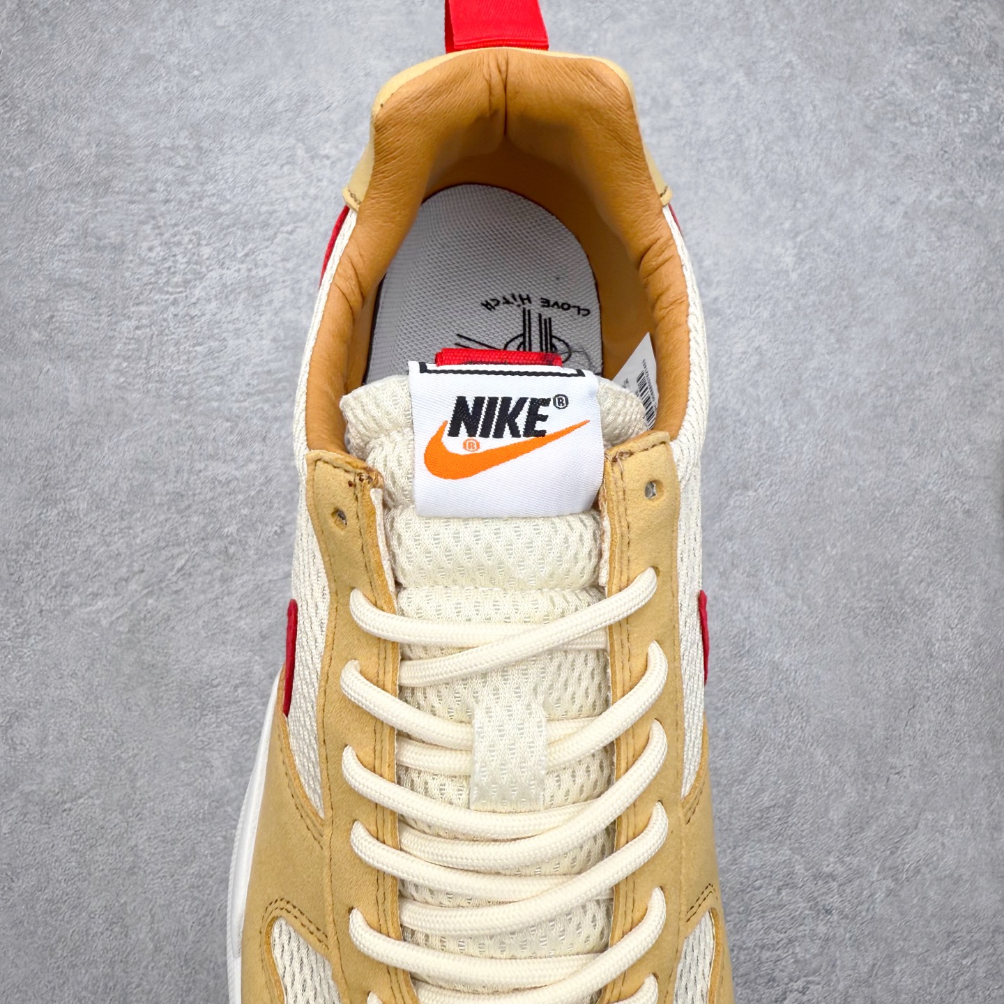 图片[5]-Tom Sachs x NK Craft Mars Yard 2.0 联名宇航员神游太空百搭休闲运动透气慢跑鞋 正确原厂钢印 正确中底针车工艺 原装配件原盒原标 原装进口鞋垫 进口乳胶#原档案私模大底打造 韩国大宇原厂网纱 台湾进口丝绒猪巴革材质饰片 中底外后侧带四杠竖纹原装鞋垫 泡棉乳胶缓震 全套完美原装配件及包装物 经过五年时间的等待 被视为神级球鞋之作的 Craft Mars Yard 终于以 2.0 的姿态回归 艺术家 Tom Sachs 在延续经典外观与配色组合的同时 将Craft Mars Yard 进行全面升级 以更加透气的涤纶经编针织网眼取代之前的特殊 Vectran 材质 并在鞋面上加入 X 型走线提高耐磨特性 而经过改良之后的 SFB 特种部队靴大底亦更加适合在城市环境着用 此外网面层和软木层的双内底设计更是为营造赤脚穿着体验特别优化 尺码：36 36.5 37.5 38 38.5 39 40 40.5 41 42 42.5 43 44 44.5 45-选品中心