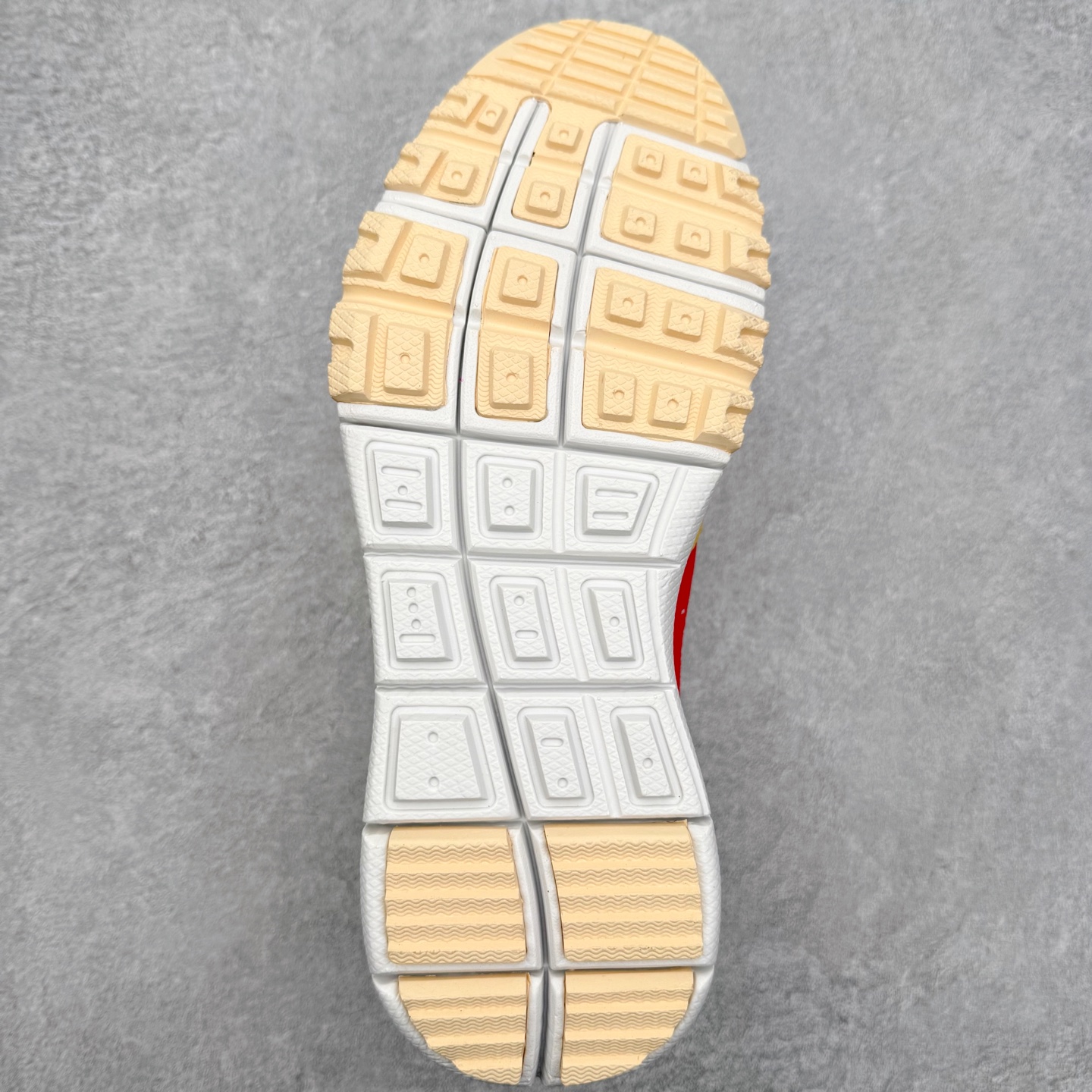 图片[9]-Tom Sachs x NK Craft Mars Yard 2.0 联名宇航员神游太空百搭休闲运动透气慢跑鞋 正确原厂钢印 正确中底针车工艺 原装配件原盒原标 原装进口鞋垫 进口乳胶#原档案私模大底打造 韩国大宇原厂网纱 台湾进口丝绒猪巴革材质饰片 中底外后侧带四杠竖纹原装鞋垫 泡棉乳胶缓震 全套完美原装配件及包装物 经过五年时间的等待 被视为神级球鞋之作的 Craft Mars Yard 终于以 2.0 的姿态回归 艺术家 Tom Sachs 在延续经典外观与配色组合的同时 将Craft Mars Yard 进行全面升级 以更加透气的涤纶经编针织网眼取代之前的特殊 Vectran 材质 并在鞋面上加入 X 型走线提高耐磨特性 而经过改良之后的 SFB 特种部队靴大底亦更加适合在城市环境着用 此外网面层和软木层的双内底设计更是为营造赤脚穿着体验特别优化 尺码：36 36.5 37.5 38 38.5 39 40 40.5 41 42 42.5 43 44 44.5 45-选品中心