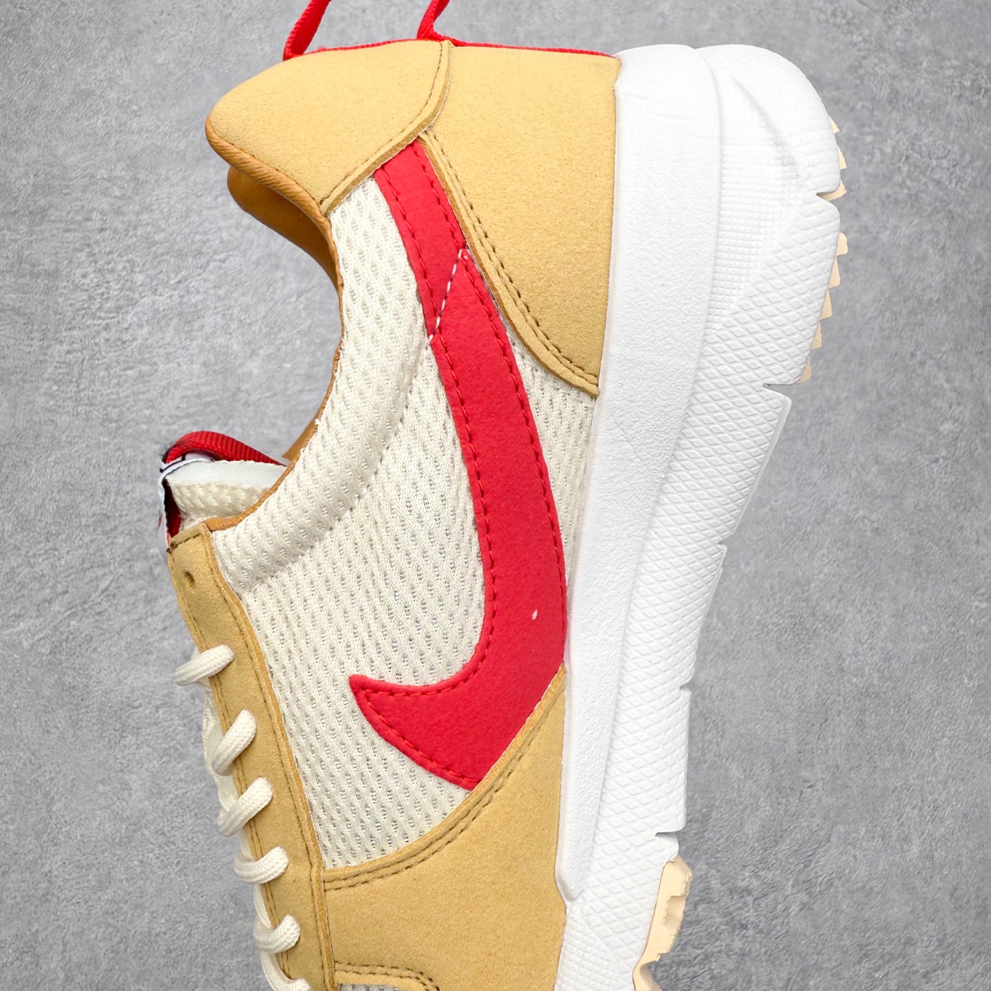 图片[7]-Tom Sachs x NK Craft Mars Yard 2.0 联名宇航员神游太空百搭休闲运动透气慢跑鞋 正确原厂钢印 正确中底针车工艺 原装配件原盒原标 原装进口鞋垫 进口乳胶#原档案私模大底打造 韩国大宇原厂网纱 台湾进口丝绒猪巴革材质饰片 中底外后侧带四杠竖纹原装鞋垫 泡棉乳胶缓震 全套完美原装配件及包装物 经过五年时间的等待 被视为神级球鞋之作的 Craft Mars Yard 终于以 2.0 的姿态回归 艺术家 Tom Sachs 在延续经典外观与配色组合的同时 将Craft Mars Yard 进行全面升级 以更加透气的涤纶经编针织网眼取代之前的特殊 Vectran 材质 并在鞋面上加入 X 型走线提高耐磨特性 而经过改良之后的 SFB 特种部队靴大底亦更加适合在城市环境着用 此外网面层和软木层的双内底设计更是为营造赤脚穿着体验特别优化 尺码：36 36.5 37.5 38 38.5 39 40 40.5 41 42 42.5 43 44 44.5 45-选品中心