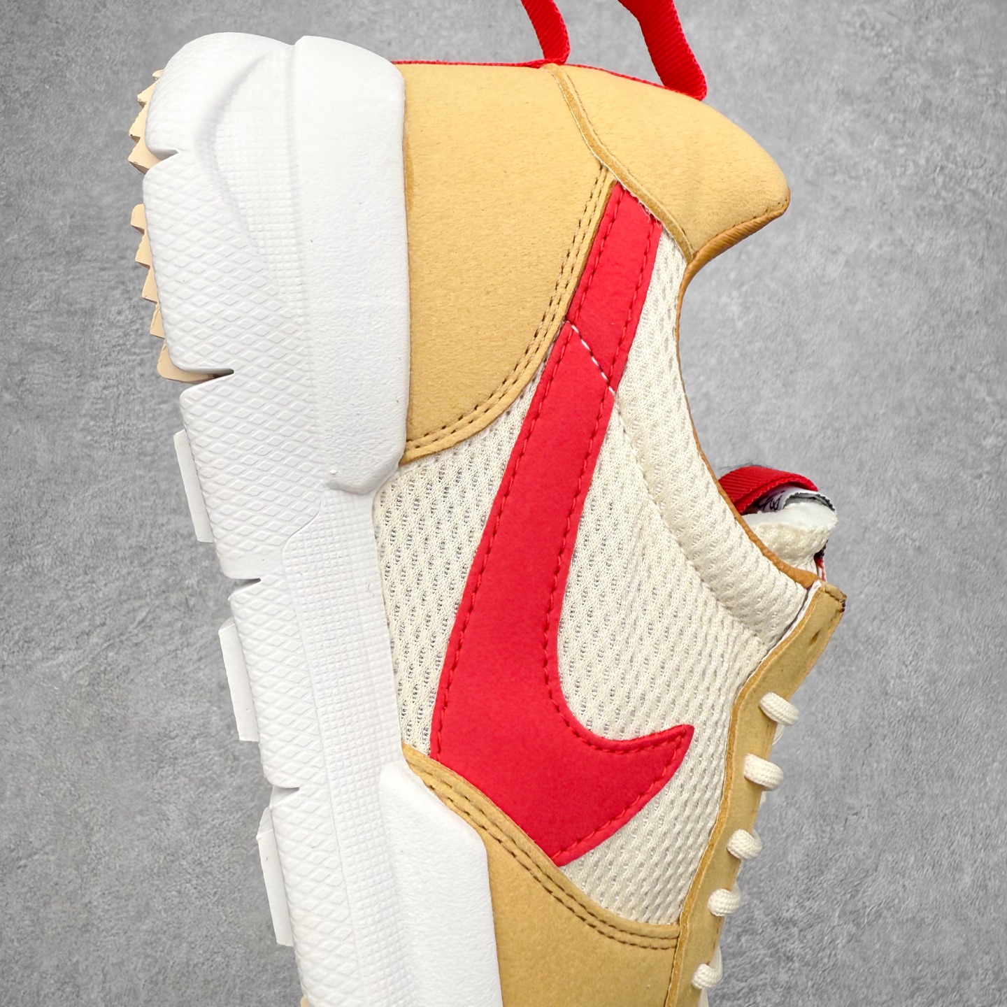 图片[6]-Tom Sachs x NK Craft Mars Yard 2.0 联名宇航员神游太空百搭休闲运动透气慢跑鞋 正确原厂钢印 正确中底针车工艺 原装配件原盒原标 原装进口鞋垫 进口乳胶#原档案私模大底打造 韩国大宇原厂网纱 台湾进口丝绒猪巴革材质饰片 中底外后侧带四杠竖纹原装鞋垫 泡棉乳胶缓震 全套完美原装配件及包装物 经过五年时间的等待 被视为神级球鞋之作的 Craft Mars Yard 终于以 2.0 的姿态回归 艺术家 Tom Sachs 在延续经典外观与配色组合的同时 将Craft Mars Yard 进行全面升级 以更加透气的涤纶经编针织网眼取代之前的特殊 Vectran 材质 并在鞋面上加入 X 型走线提高耐磨特性 而经过改良之后的 SFB 特种部队靴大底亦更加适合在城市环境着用 此外网面层和软木层的双内底设计更是为营造赤脚穿着体验特别优化 尺码：36 36.5 37.5 38 38.5 39 40 40.5 41 42 42.5 43 44 44.5 45-选品中心