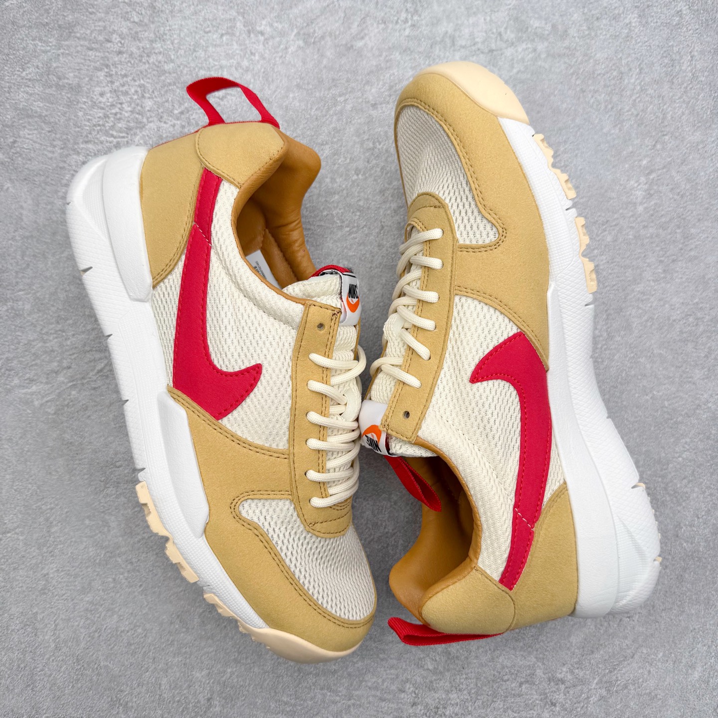 图片[3]-Tom Sachs x NK Craft Mars Yard 2.0 联名宇航员神游太空百搭休闲运动透气慢跑鞋 正确原厂钢印 正确中底针车工艺 原装配件原盒原标 原装进口鞋垫 进口乳胶#原档案私模大底打造 韩国大宇原厂网纱 台湾进口丝绒猪巴革材质饰片 中底外后侧带四杠竖纹原装鞋垫 泡棉乳胶缓震 全套完美原装配件及包装物 经过五年时间的等待 被视为神级球鞋之作的 Craft Mars Yard 终于以 2.0 的姿态回归 艺术家 Tom Sachs 在延续经典外观与配色组合的同时 将Craft Mars Yard 进行全面升级 以更加透气的涤纶经编针织网眼取代之前的特殊 Vectran 材质 并在鞋面上加入 X 型走线提高耐磨特性 而经过改良之后的 SFB 特种部队靴大底亦更加适合在城市环境着用 此外网面层和软木层的双内底设计更是为营造赤脚穿着体验特别优化 尺码：36 36.5 37.5 38 38.5 39 40 40.5 41 42 42.5 43 44 44.5 45-选品中心