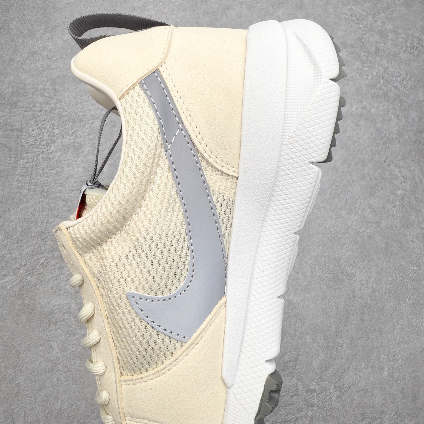 图片[7]-Tom Sachs x NK Craft Mars Yard 2.0 联名宇航员神游太空百搭休闲运动透气慢跑鞋 正确原厂钢印 正确中底针车工艺 原装配件原盒原标 原装进口鞋垫 进口乳胶#原档案私模大底打造 韩国大宇原厂网纱 台湾进口丝绒猪巴革材质饰片 中底外后侧带四杠竖纹原装鞋垫 泡棉乳胶缓震 全套完美原装配件及包装物 经过五年时间的等待 被视为神级球鞋之作的 Craft Mars Yard 终于以 2.0 的姿态回归 艺术家 Tom Sachs 在延续经典外观与配色组合的同时 将Craft Mars Yard 进行全面升级 以更加透气的涤纶经编针织网眼取代之前的特殊 Vectran 材质 并在鞋面上加入 X 型走线提高耐磨特性 而经过改良之后的 SFB 特种部队靴大底亦更加适合在城市环境着用 此外网面层和软木层的双内底设计更是为营造赤脚穿着体验特别优化 尺码：36 36.5 37.5 38 38.5 39 40 40.5 41 42 42.5 43 44 44.5 45-选品中心