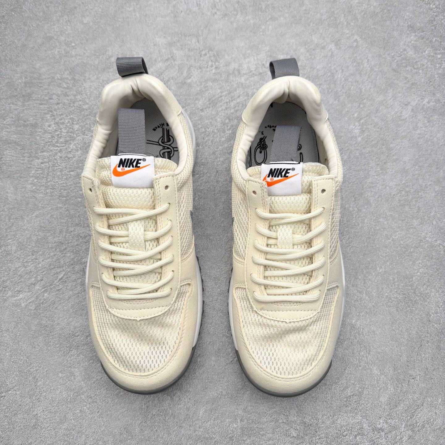 图片[2]-Tom Sachs x NK Craft Mars Yard 2.0 联名宇航员神游太空百搭休闲运动透气慢跑鞋 正确原厂钢印 正确中底针车工艺 原装配件原盒原标 原装进口鞋垫 进口乳胶#原档案私模大底打造 韩国大宇原厂网纱 台湾进口丝绒猪巴革材质饰片 中底外后侧带四杠竖纹原装鞋垫 泡棉乳胶缓震 全套完美原装配件及包装物 经过五年时间的等待 被视为神级球鞋之作的 Craft Mars Yard 终于以 2.0 的姿态回归 艺术家 Tom Sachs 在延续经典外观与配色组合的同时 将Craft Mars Yard 进行全面升级 以更加透气的涤纶经编针织网眼取代之前的特殊 Vectran 材质 并在鞋面上加入 X 型走线提高耐磨特性 而经过改良之后的 SFB 特种部队靴大底亦更加适合在城市环境着用 此外网面层和软木层的双内底设计更是为营造赤脚穿着体验特别优化 尺码：36 36.5 37.5 38 38.5 39 40 40.5 41 42 42.5 43 44 44.5 45-选品中心