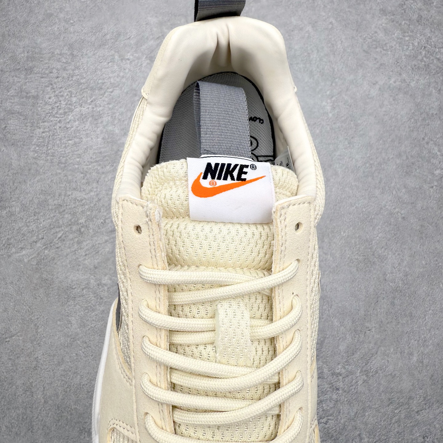 图片[5]-Tom Sachs x NK Craft Mars Yard 2.0 联名宇航员神游太空百搭休闲运动透气慢跑鞋 正确原厂钢印 正确中底针车工艺 原装配件原盒原标 原装进口鞋垫 进口乳胶#原档案私模大底打造 韩国大宇原厂网纱 台湾进口丝绒猪巴革材质饰片 中底外后侧带四杠竖纹原装鞋垫 泡棉乳胶缓震 全套完美原装配件及包装物 经过五年时间的等待 被视为神级球鞋之作的 Craft Mars Yard 终于以 2.0 的姿态回归 艺术家 Tom Sachs 在延续经典外观与配色组合的同时 将Craft Mars Yard 进行全面升级 以更加透气的涤纶经编针织网眼取代之前的特殊 Vectran 材质 并在鞋面上加入 X 型走线提高耐磨特性 而经过改良之后的 SFB 特种部队靴大底亦更加适合在城市环境着用 此外网面层和软木层的双内底设计更是为营造赤脚穿着体验特别优化 尺码：36 36.5 37.5 38 38.5 39 40 40.5 41 42 42.5 43 44 44.5 45-选品中心