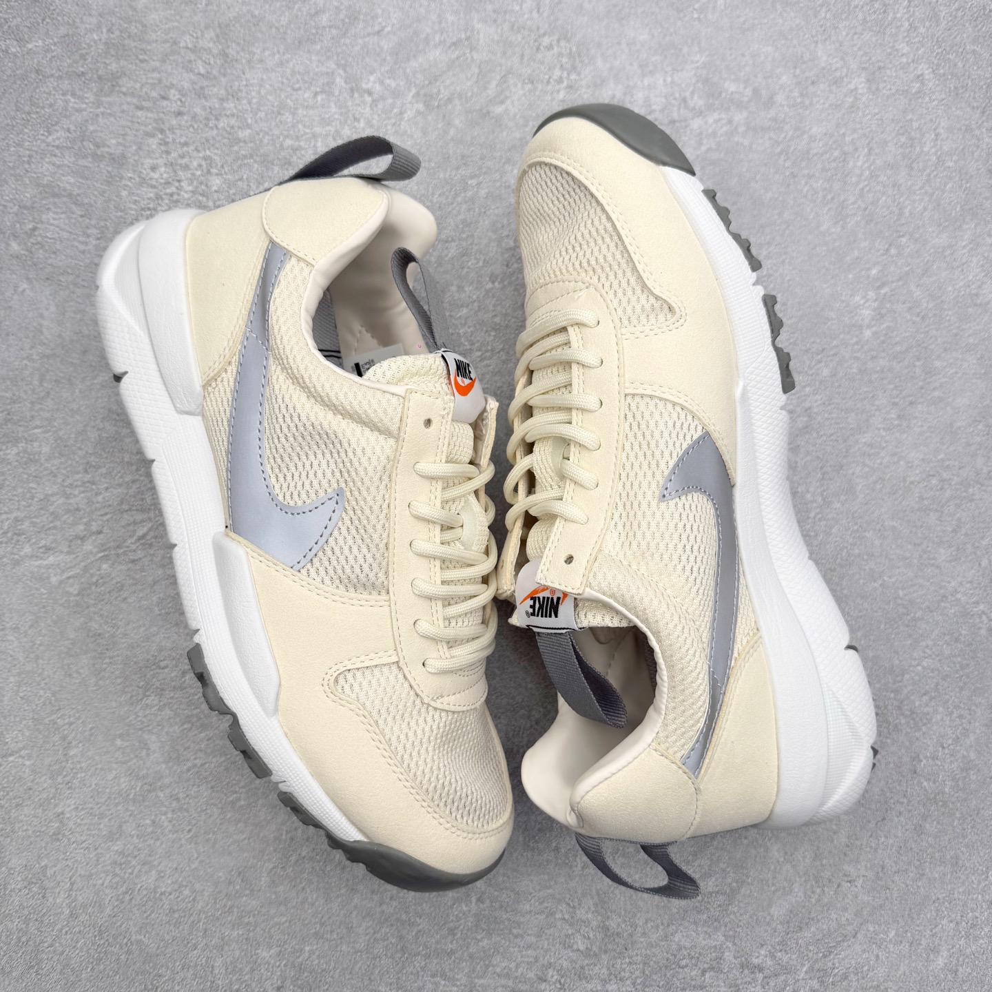 图片[3]-Tom Sachs x NK Craft Mars Yard 2.0 联名宇航员神游太空百搭休闲运动透气慢跑鞋 正确原厂钢印 正确中底针车工艺 原装配件原盒原标 原装进口鞋垫 进口乳胶#原档案私模大底打造 韩国大宇原厂网纱 台湾进口丝绒猪巴革材质饰片 中底外后侧带四杠竖纹原装鞋垫 泡棉乳胶缓震 全套完美原装配件及包装物 经过五年时间的等待 被视为神级球鞋之作的 Craft Mars Yard 终于以 2.0 的姿态回归 艺术家 Tom Sachs 在延续经典外观与配色组合的同时 将Craft Mars Yard 进行全面升级 以更加透气的涤纶经编针织网眼取代之前的特殊 Vectran 材质 并在鞋面上加入 X 型走线提高耐磨特性 而经过改良之后的 SFB 特种部队靴大底亦更加适合在城市环境着用 此外网面层和软木层的双内底设计更是为营造赤脚穿着体验特别优化 尺码：36 36.5 37.5 38 38.5 39 40 40.5 41 42 42.5 43 44 44.5 45-选品中心