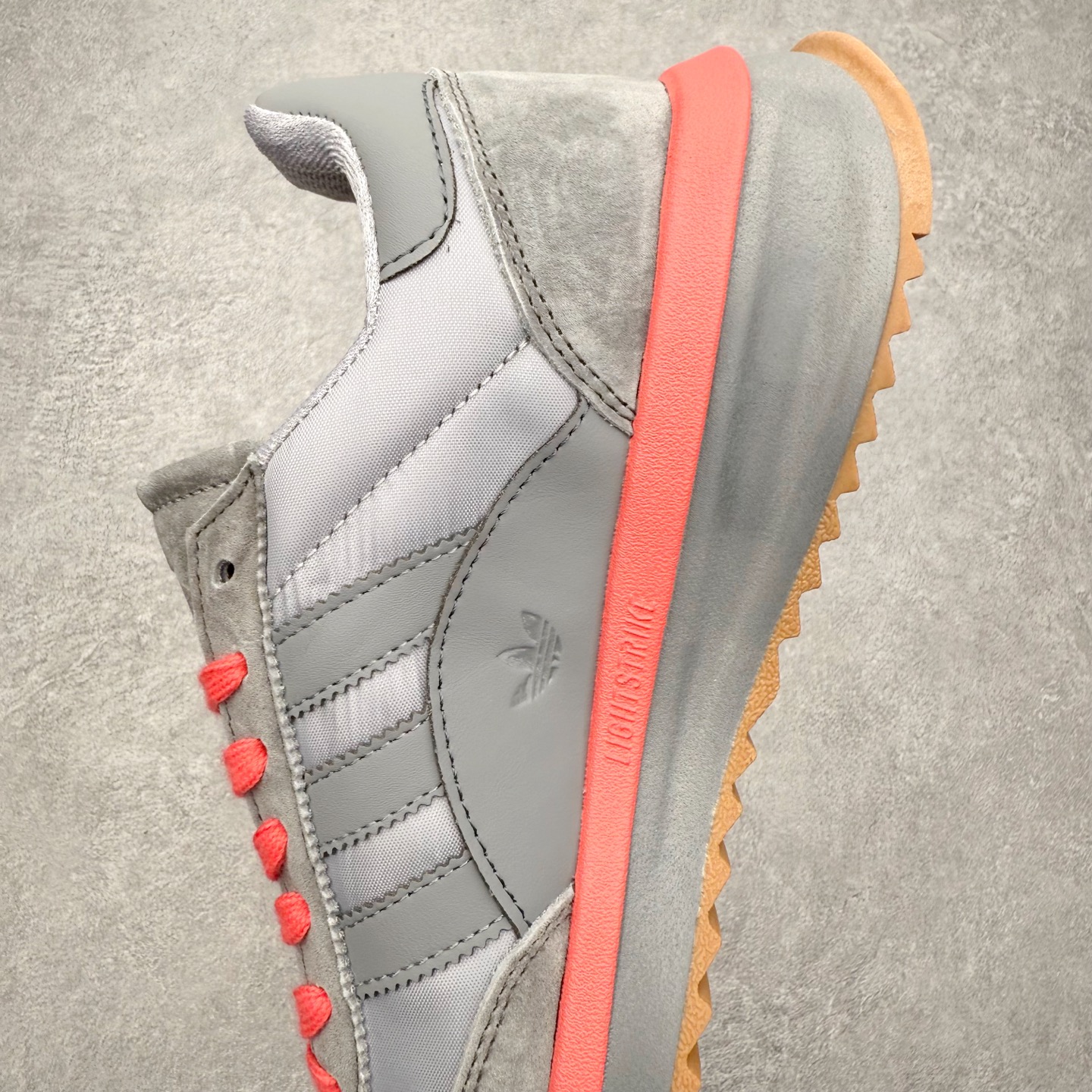 图片[7]-＃福利特价 AD Wmns SL72 OG 系列德训足球风百搭低帮休闲运动板鞋 采用高弹EVA+MODEL+RB三层组合底 区别市面RB一体大底 三层组合鞋底重量与原鞋一致 Originals 将有「T 头鞋」造型的诞生于 1972 年的 SL72 鞋款复刻带回 各位买鞋又有新选择了 1972 年 SL72 问世后 引领了后来阿迪达斯的跑鞋发展方向 其中「SL」代表了 Super Light 彰显了产品轻便的特性 1972 年 SL72 问世后 引领了后来阿迪达斯的跑鞋发展方向 其中「SL」代表了 Super Light 彰显了产品轻便的特性 这次 Originals 延续其轻质经典的基因 带来男女两款 SL72 男生款带来 SL72 RS 鞋型 RS 意为 Reshaped（重塑）鞋款在保留了经典的外观基础上 在尼龙材质里增加了填充物 使鞋型更加挺立和饱满 鞋头则更加圆润 鞋底的 EVA 材质则增加了鞋款的高度 女生款则带来 SL72 OG W 鞋型 OG 顾名思义则是致敬经典款式 相较于 RS（Reshaped）鞋款 鞋身更加纤细 其整体鞋身轮廓、线条、细节、材质上尊崇 70 年代 SL72 的设计 还原经典味道 尺码：36 36⅔ 37⅓ 38 38⅔ 39⅓ 40 40⅔ 41⅓ 42 42⅔ 43⅓ 44 44⅔ 45-选品中心