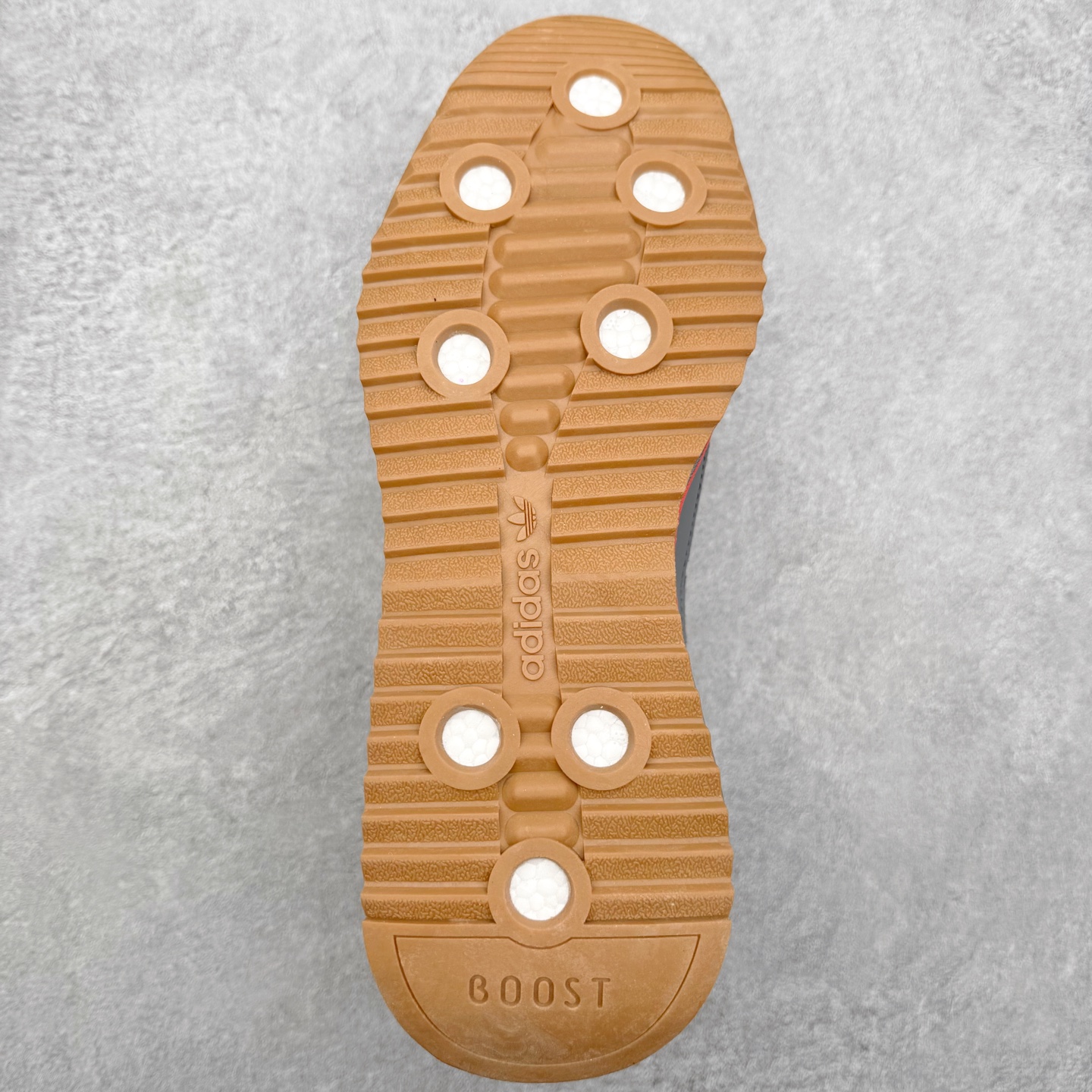 图片[9]-＃福利特价 AD Wmns SL72 OG 系列德训足球风百搭低帮休闲运动板鞋 采用高弹EVA+MODEL+RB三层组合底 区别市面RB一体大底 三层组合鞋底重量与原鞋一致 Originals 将有「T 头鞋」造型的诞生于 1972 年的 SL72 鞋款复刻带回 各位买鞋又有新选择了 1972 年 SL72 问世后 引领了后来阿迪达斯的跑鞋发展方向 其中「SL」代表了 Super Light 彰显了产品轻便的特性 1972 年 SL72 问世后 引领了后来阿迪达斯的跑鞋发展方向 其中「SL」代表了 Super Light 彰显了产品轻便的特性 这次 Originals 延续其轻质经典的基因 带来男女两款 SL72 男生款带来 SL72 RS 鞋型 RS 意为 Reshaped（重塑）鞋款在保留了经典的外观基础上 在尼龙材质里增加了填充物 使鞋型更加挺立和饱满 鞋头则更加圆润 鞋底的 EVA 材质则增加了鞋款的高度 女生款则带来 SL72 OG W 鞋型 OG 顾名思义则是致敬经典款式 相较于 RS（Reshaped）鞋款 鞋身更加纤细 其整体鞋身轮廓、线条、细节、材质上尊崇 70 年代 SL72 的设计 还原经典味道 尺码：36 36⅔ 37⅓ 38 38⅔ 39⅓ 40 40⅔ 41⅓ 42 42⅔ 43⅓ 44 44⅔ 45-选品中心