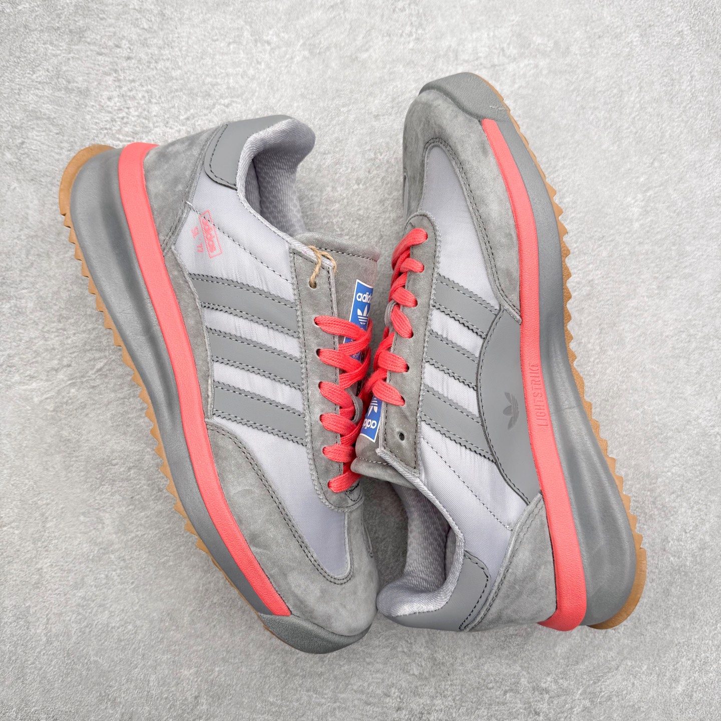 图片[3]-＃福利特价 AD Wmns SL72 OG 系列德训足球风百搭低帮休闲运动板鞋 采用高弹EVA+MODEL+RB三层组合底 区别市面RB一体大底 三层组合鞋底重量与原鞋一致 Originals 将有「T 头鞋」造型的诞生于 1972 年的 SL72 鞋款复刻带回 各位买鞋又有新选择了 1972 年 SL72 问世后 引领了后来阿迪达斯的跑鞋发展方向 其中「SL」代表了 Super Light 彰显了产品轻便的特性 1972 年 SL72 问世后 引领了后来阿迪达斯的跑鞋发展方向 其中「SL」代表了 Super Light 彰显了产品轻便的特性 这次 Originals 延续其轻质经典的基因 带来男女两款 SL72 男生款带来 SL72 RS 鞋型 RS 意为 Reshaped（重塑）鞋款在保留了经典的外观基础上 在尼龙材质里增加了填充物 使鞋型更加挺立和饱满 鞋头则更加圆润 鞋底的 EVA 材质则增加了鞋款的高度 女生款则带来 SL72 OG W 鞋型 OG 顾名思义则是致敬经典款式 相较于 RS（Reshaped）鞋款 鞋身更加纤细 其整体鞋身轮廓、线条、细节、材质上尊崇 70 年代 SL72 的设计 还原经典味道 尺码：36 36⅔ 37⅓ 38 38⅔ 39⅓ 40 40⅔ 41⅓ 42 42⅔ 43⅓ 44 44⅔ 45-选品中心