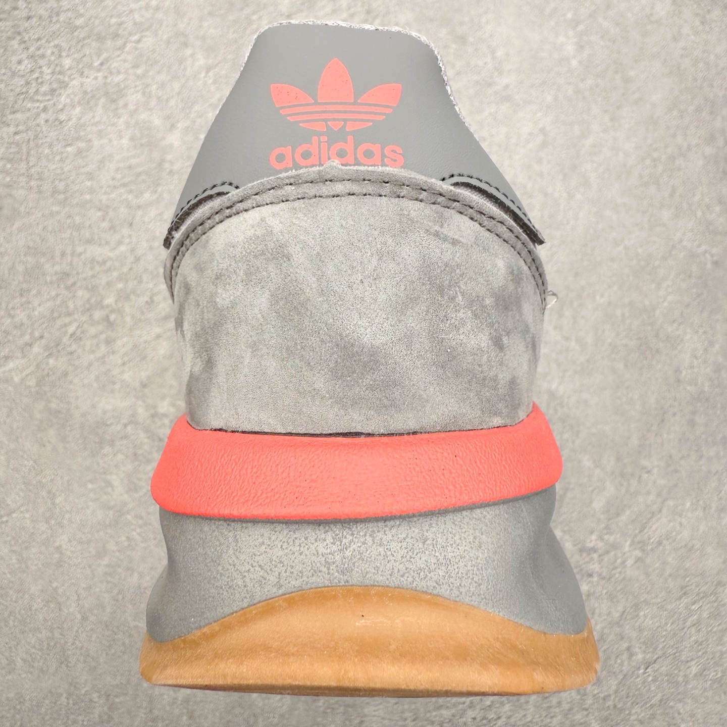 图片[8]-＃福利特价 AD Wmns SL72 OG 系列德训足球风百搭低帮休闲运动板鞋 采用高弹EVA+MODEL+RB三层组合底 区别市面RB一体大底 三层组合鞋底重量与原鞋一致 Originals 将有「T 头鞋」造型的诞生于 1972 年的 SL72 鞋款复刻带回 各位买鞋又有新选择了 1972 年 SL72 问世后 引领了后来阿迪达斯的跑鞋发展方向 其中「SL」代表了 Super Light 彰显了产品轻便的特性 1972 年 SL72 问世后 引领了后来阿迪达斯的跑鞋发展方向 其中「SL」代表了 Super Light 彰显了产品轻便的特性 这次 Originals 延续其轻质经典的基因 带来男女两款 SL72 男生款带来 SL72 RS 鞋型 RS 意为 Reshaped（重塑）鞋款在保留了经典的外观基础上 在尼龙材质里增加了填充物 使鞋型更加挺立和饱满 鞋头则更加圆润 鞋底的 EVA 材质则增加了鞋款的高度 女生款则带来 SL72 OG W 鞋型 OG 顾名思义则是致敬经典款式 相较于 RS（Reshaped）鞋款 鞋身更加纤细 其整体鞋身轮廓、线条、细节、材质上尊崇 70 年代 SL72 的设计 还原经典味道 尺码：36 36⅔ 37⅓ 38 38⅔ 39⅓ 40 40⅔ 41⅓ 42 42⅔ 43⅓ 44 44⅔ 45-选品中心