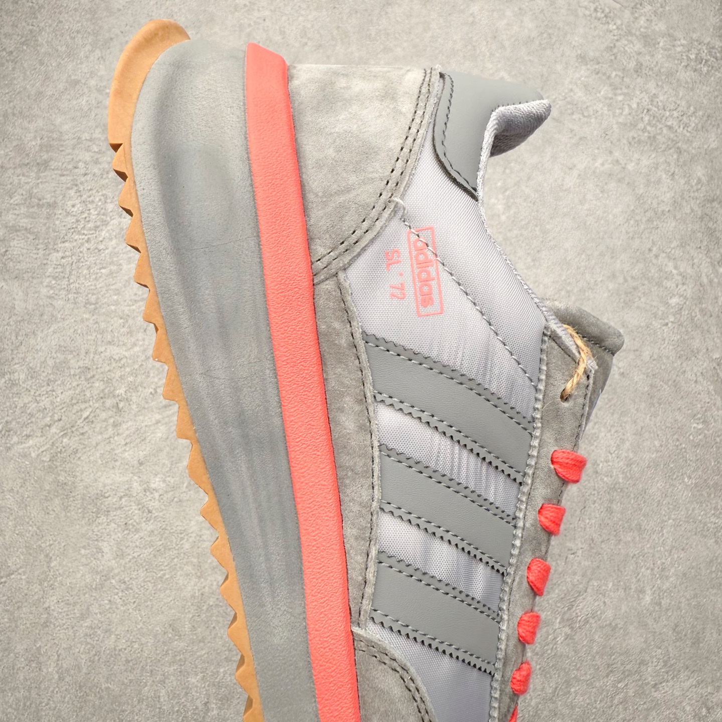 图片[6]-＃福利特价 AD Wmns SL72 OG 系列德训足球风百搭低帮休闲运动板鞋 采用高弹EVA+MODEL+RB三层组合底 区别市面RB一体大底 三层组合鞋底重量与原鞋一致 Originals 将有「T 头鞋」造型的诞生于 1972 年的 SL72 鞋款复刻带回 各位买鞋又有新选择了 1972 年 SL72 问世后 引领了后来阿迪达斯的跑鞋发展方向 其中「SL」代表了 Super Light 彰显了产品轻便的特性 1972 年 SL72 问世后 引领了后来阿迪达斯的跑鞋发展方向 其中「SL」代表了 Super Light 彰显了产品轻便的特性 这次 Originals 延续其轻质经典的基因 带来男女两款 SL72 男生款带来 SL72 RS 鞋型 RS 意为 Reshaped（重塑）鞋款在保留了经典的外观基础上 在尼龙材质里增加了填充物 使鞋型更加挺立和饱满 鞋头则更加圆润 鞋底的 EVA 材质则增加了鞋款的高度 女生款则带来 SL72 OG W 鞋型 OG 顾名思义则是致敬经典款式 相较于 RS（Reshaped）鞋款 鞋身更加纤细 其整体鞋身轮廓、线条、细节、材质上尊崇 70 年代 SL72 的设计 还原经典味道 尺码：36 36⅔ 37⅓ 38 38⅔ 39⅓ 40 40⅔ 41⅓ 42 42⅔ 43⅓ 44 44⅔ 45-选品中心