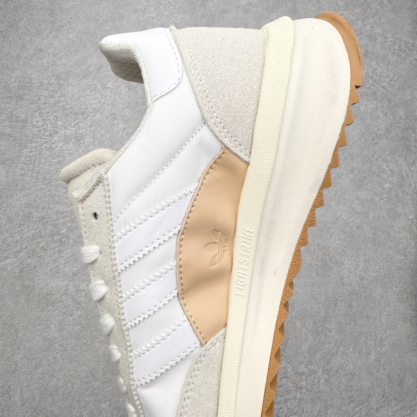 图片[7]-＃福利特价 AD Wmns SL72 OG 系列德训足球风百搭低帮休闲运动板鞋 采用高弹EVA+MODEL+RB三层组合底 区别市面RB一体大底 三层组合鞋底重量与原鞋一致 Originals 将有「T 头鞋」造型的诞生于 1972 年的 SL72 鞋款复刻带回 各位买鞋又有新选择了 1972 年 SL72 问世后 引领了后来阿迪达斯的跑鞋发展方向 其中「SL」代表了 Super Light 彰显了产品轻便的特性 1972 年 SL72 问世后 引领了后来阿迪达斯的跑鞋发展方向 其中「SL」代表了 Super Light 彰显了产品轻便的特性 这次 Originals 延续其轻质经典的基因 带来男女两款 SL72 男生款带来 SL72 RS 鞋型 RS 意为 Reshaped（重塑）鞋款在保留了经典的外观基础上 在尼龙材质里增加了填充物 使鞋型更加挺立和饱满 鞋头则更加圆润 鞋底的 EVA 材质则增加了鞋款的高度 女生款则带来 SL72 OG W 鞋型 OG 顾名思义则是致敬经典款式 相较于 RS（Reshaped）鞋款 鞋身更加纤细 其整体鞋身轮廓、线条、细节、材质上尊崇 70 年代 SL72 的设计 还原经典味道 尺码：36 36⅔ 37⅓ 38 38⅔ 39⅓ 40 40⅔ 41⅓ 42 42⅔ 43⅓ 44 44⅔ 45-选品中心