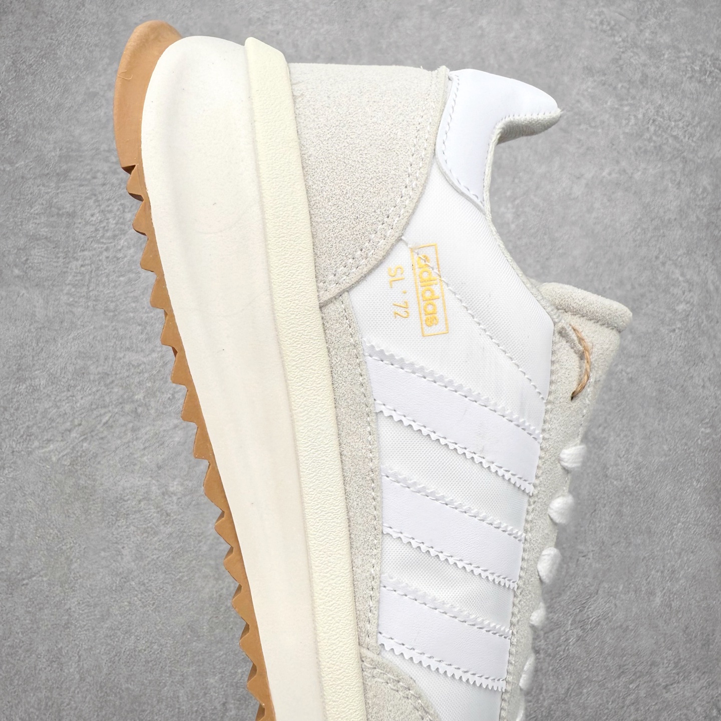 图片[6]-＃福利特价 AD Wmns SL72 OG 系列德训足球风百搭低帮休闲运动板鞋 采用高弹EVA+MODEL+RB三层组合底 区别市面RB一体大底 三层组合鞋底重量与原鞋一致 Originals 将有「T 头鞋」造型的诞生于 1972 年的 SL72 鞋款复刻带回 各位买鞋又有新选择了 1972 年 SL72 问世后 引领了后来阿迪达斯的跑鞋发展方向 其中「SL」代表了 Super Light 彰显了产品轻便的特性 1972 年 SL72 问世后 引领了后来阿迪达斯的跑鞋发展方向 其中「SL」代表了 Super Light 彰显了产品轻便的特性 这次 Originals 延续其轻质经典的基因 带来男女两款 SL72 男生款带来 SL72 RS 鞋型 RS 意为 Reshaped（重塑）鞋款在保留了经典的外观基础上 在尼龙材质里增加了填充物 使鞋型更加挺立和饱满 鞋头则更加圆润 鞋底的 EVA 材质则增加了鞋款的高度 女生款则带来 SL72 OG W 鞋型 OG 顾名思义则是致敬经典款式 相较于 RS（Reshaped）鞋款 鞋身更加纤细 其整体鞋身轮廓、线条、细节、材质上尊崇 70 年代 SL72 的设计 还原经典味道 尺码：36 36⅔ 37⅓ 38 38⅔ 39⅓ 40 40⅔ 41⅓ 42 42⅔ 43⅓ 44 44⅔ 45-选品中心