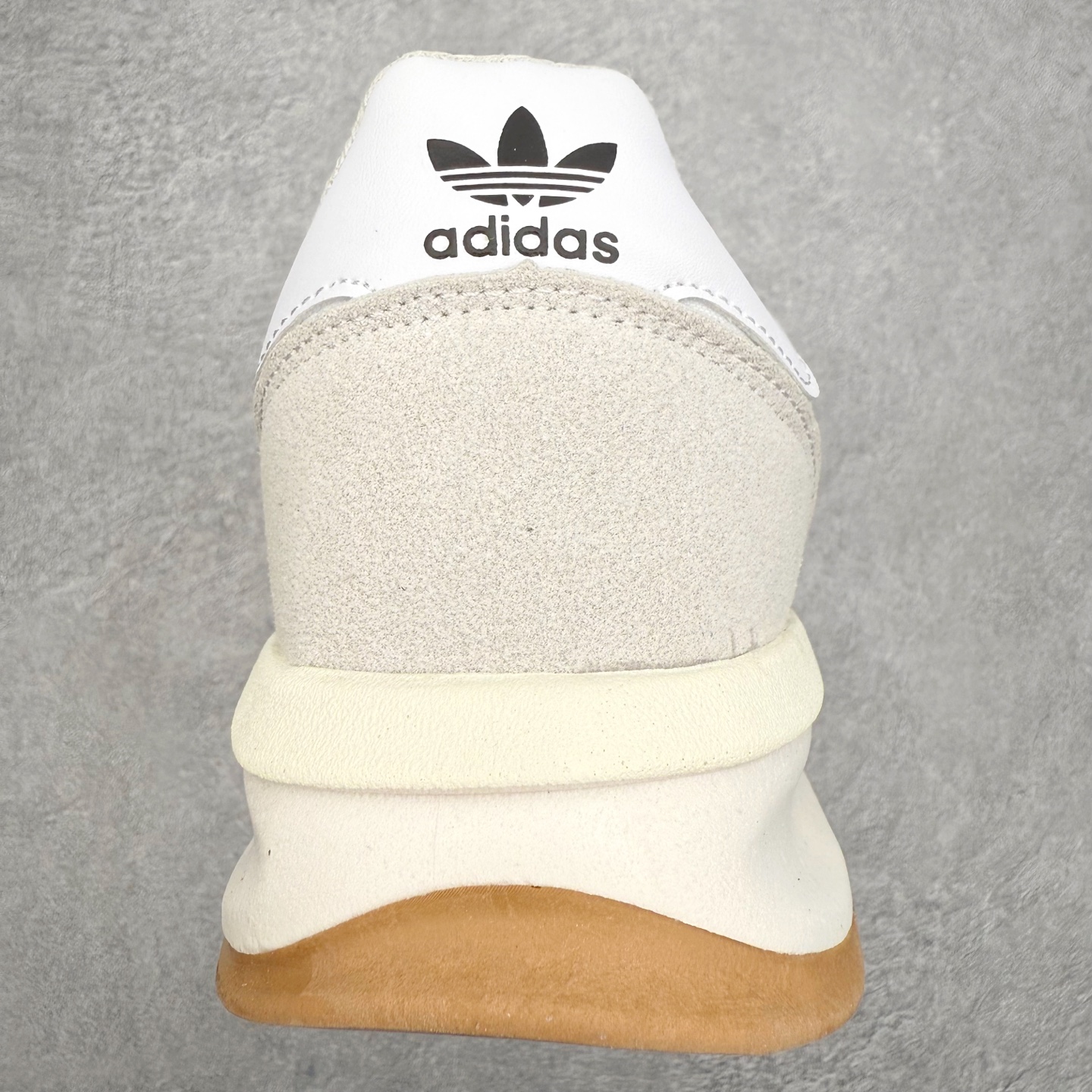 图片[8]-＃福利特价 AD Wmns SL72 OG 系列德训足球风百搭低帮休闲运动板鞋 采用高弹EVA+MODEL+RB三层组合底 区别市面RB一体大底 三层组合鞋底重量与原鞋一致 Originals 将有「T 头鞋」造型的诞生于 1972 年的 SL72 鞋款复刻带回 各位买鞋又有新选择了 1972 年 SL72 问世后 引领了后来阿迪达斯的跑鞋发展方向 其中「SL」代表了 Super Light 彰显了产品轻便的特性 1972 年 SL72 问世后 引领了后来阿迪达斯的跑鞋发展方向 其中「SL」代表了 Super Light 彰显了产品轻便的特性 这次 Originals 延续其轻质经典的基因 带来男女两款 SL72 男生款带来 SL72 RS 鞋型 RS 意为 Reshaped（重塑）鞋款在保留了经典的外观基础上 在尼龙材质里增加了填充物 使鞋型更加挺立和饱满 鞋头则更加圆润 鞋底的 EVA 材质则增加了鞋款的高度 女生款则带来 SL72 OG W 鞋型 OG 顾名思义则是致敬经典款式 相较于 RS（Reshaped）鞋款 鞋身更加纤细 其整体鞋身轮廓、线条、细节、材质上尊崇 70 年代 SL72 的设计 还原经典味道 尺码：36 36⅔ 37⅓ 38 38⅔ 39⅓ 40 40⅔ 41⅓ 42 42⅔ 43⅓ 44 44⅔ 45-选品中心