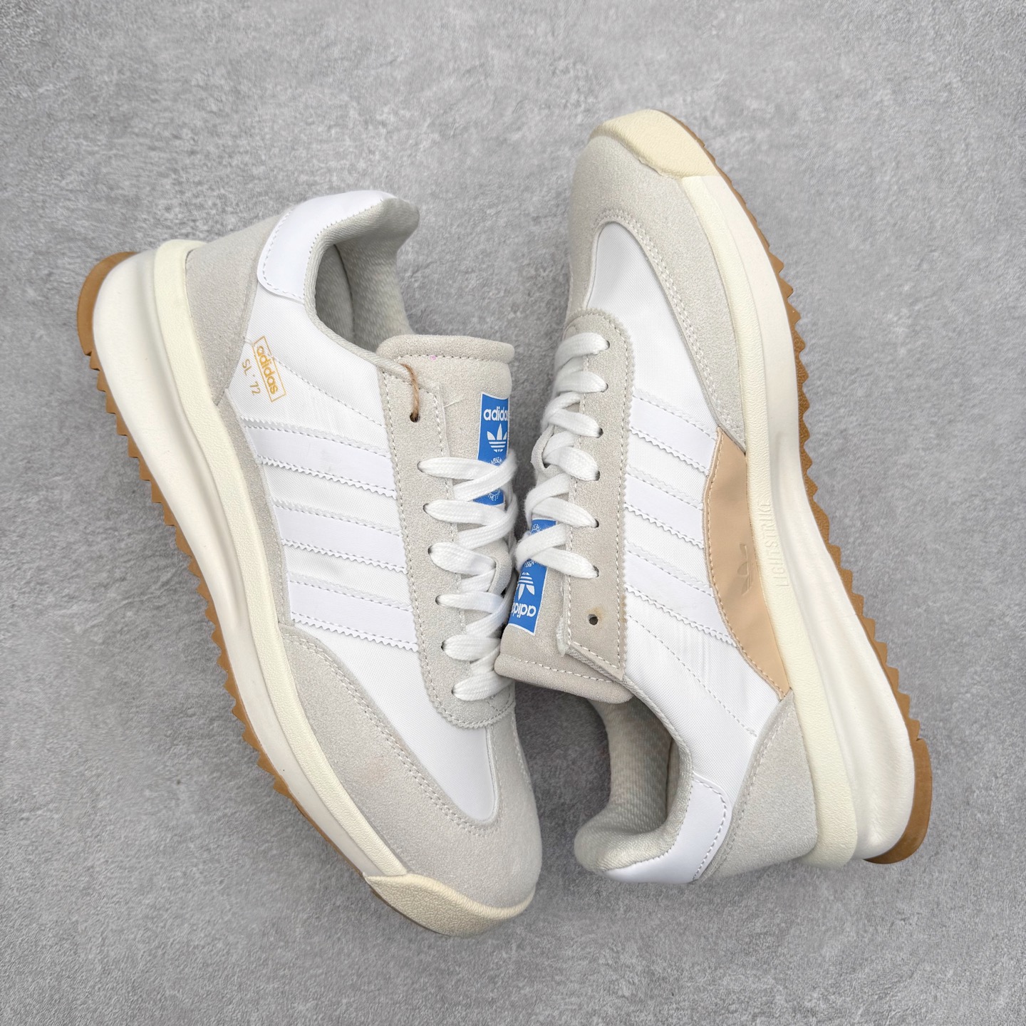 图片[3]-＃福利特价 AD Wmns SL72 OG 系列德训足球风百搭低帮休闲运动板鞋 采用高弹EVA+MODEL+RB三层组合底 区别市面RB一体大底 三层组合鞋底重量与原鞋一致 Originals 将有「T 头鞋」造型的诞生于 1972 年的 SL72 鞋款复刻带回 各位买鞋又有新选择了 1972 年 SL72 问世后 引领了后来阿迪达斯的跑鞋发展方向 其中「SL」代表了 Super Light 彰显了产品轻便的特性 1972 年 SL72 问世后 引领了后来阿迪达斯的跑鞋发展方向 其中「SL」代表了 Super Light 彰显了产品轻便的特性 这次 Originals 延续其轻质经典的基因 带来男女两款 SL72 男生款带来 SL72 RS 鞋型 RS 意为 Reshaped（重塑）鞋款在保留了经典的外观基础上 在尼龙材质里增加了填充物 使鞋型更加挺立和饱满 鞋头则更加圆润 鞋底的 EVA 材质则增加了鞋款的高度 女生款则带来 SL72 OG W 鞋型 OG 顾名思义则是致敬经典款式 相较于 RS（Reshaped）鞋款 鞋身更加纤细 其整体鞋身轮廓、线条、细节、材质上尊崇 70 年代 SL72 的设计 还原经典味道 尺码：36 36⅔ 37⅓ 38 38⅔ 39⅓ 40 40⅔ 41⅓ 42 42⅔ 43⅓ 44 44⅔ 45-选品中心