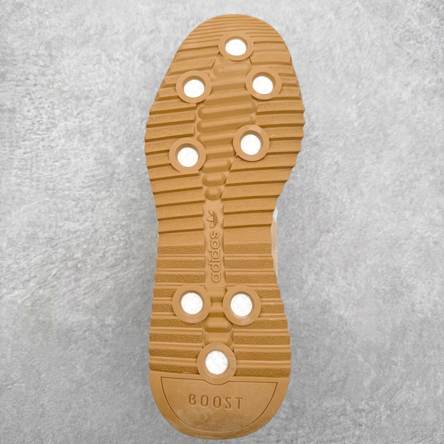 图片[9]-＃福利特价 AD Wmns SL72 OG 系列德训足球风百搭低帮休闲运动板鞋 采用高弹EVA+MODEL+RB三层组合底 区别市面RB一体大底 三层组合鞋底重量与原鞋一致 Originals 将有「T 头鞋」造型的诞生于 1972 年的 SL72 鞋款复刻带回 各位买鞋又有新选择了 1972 年 SL72 问世后 引领了后来阿迪达斯的跑鞋发展方向 其中「SL」代表了 Super Light 彰显了产品轻便的特性 1972 年 SL72 问世后 引领了后来阿迪达斯的跑鞋发展方向 其中「SL」代表了 Super Light 彰显了产品轻便的特性 这次 Originals 延续其轻质经典的基因 带来男女两款 SL72 男生款带来 SL72 RS 鞋型 RS 意为 Reshaped（重塑）鞋款在保留了经典的外观基础上 在尼龙材质里增加了填充物 使鞋型更加挺立和饱满 鞋头则更加圆润 鞋底的 EVA 材质则增加了鞋款的高度 女生款则带来 SL72 OG W 鞋型 OG 顾名思义则是致敬经典款式 相较于 RS（Reshaped）鞋款 鞋身更加纤细 其整体鞋身轮廓、线条、细节、材质上尊崇 70 年代 SL72 的设计 还原经典味道 尺码：36 36⅔ 37⅓ 38 38⅔ 39⅓ 40 40⅔ 41⅓ 42 42⅔ 43⅓ 44 44⅔ 45-选品中心