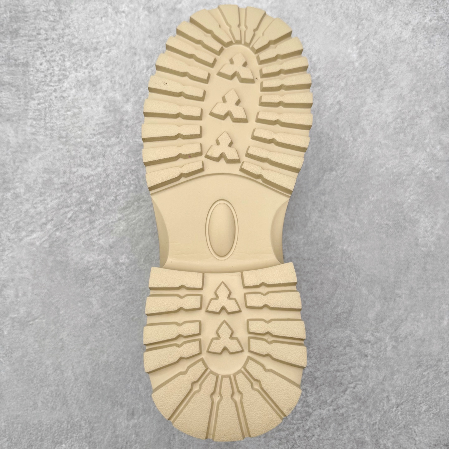 图片[9]-＃福利特价 UGG Tasman Weather Hybrid 塔斯曼混合系列户外中帮休闲马丁靴雪地靴UGG秋冬新品 秋冬必备（内里加绒保暖🔥）时尚休闲马丁靴雪地靴系列 代购专供品质 面料采用进口头层牛皮材质 鞋内里采用🔥毛茸一体内里保暖锁热。外置防滑橡胶大底 系带设计 穿脱十分方便 采用TPU模压定型真皮鞋面材质#科技外底防滑,耐磨性和良好的弹性！尺码：39-44-选品中心