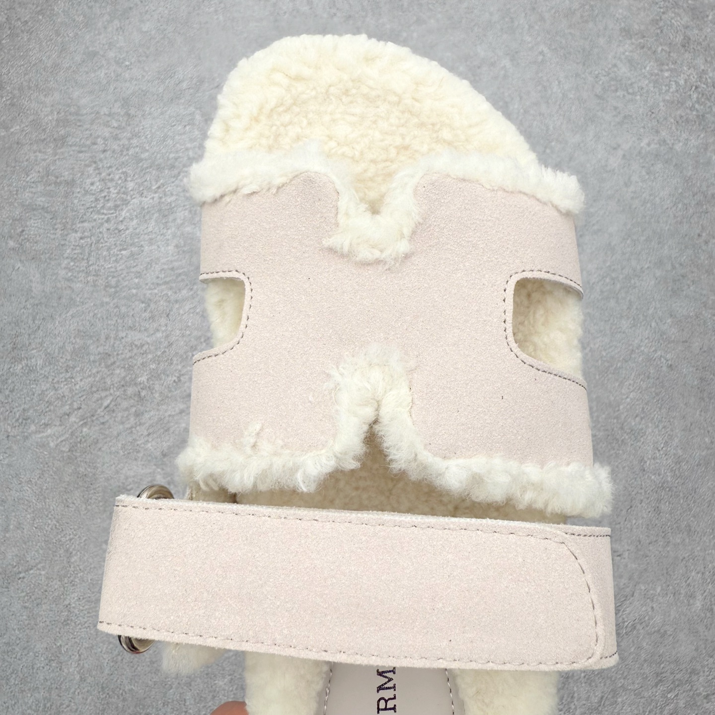 图片[4]-爱马仕经典爆款二舅羊毛拖火爆来袭 小红书爆款 秋冬穿搭必单品居家 出街百搭时尚超洋气配色极其丰富多彩 行走的托斯卡纳风 TPR防滑大底超轻盈 上脚超舒适无束缚感 尺码：35 36 37 38 39 40-选品中心