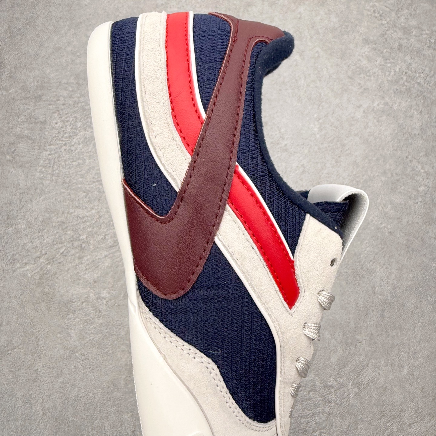 图片[6]-MiuMiu x New Balance 530 SL NB新百伦缪缪联名系列低帮经典复古休闲运动慢跑鞋 近几年运动品牌与各大潮流品牌不断推出联名产品，在球鞋圈拥有极高的热度。此外，奢侈品牌和运动品牌联名也早已非新鲜事，继 Dior 和 Jordan Brand 以及 Prada 和 adidas 合作后。近日，Miu Miu与New Balance的合作基本已经成为定番，每年都会上新，而近期的最新联名也已经正式曝光，预计会在24年春夏面世！相比之前两次使用的574，这次Miu Miu带来了全新风格。采用了全新型号MR530进行设计，继续使用复古的旧化效果和去年就被带火的美拉德配色打造。Miu Miu作为千禧文化的重要推手，这次也是直接挑选了New Balance 2000年代时发布的健身跑鞋MR530。整体做旧效果非常明显，甚至有些二手鞋的感觉，多少是有点瘦巴黎世家影响了……配色方面将会推出米色和棕色两种颜色可供选择，整体覆盖了做旧麂皮，鞋舌和鞋垫和之前一致，有Miu Miu的Logo，同时搭配皮革和棉质双鞋带组成。尺码：35.5 36 37 37.5 38 38.5 39.5 40 40.5 41.5 42 42.5 43.5 44 45-选品中心