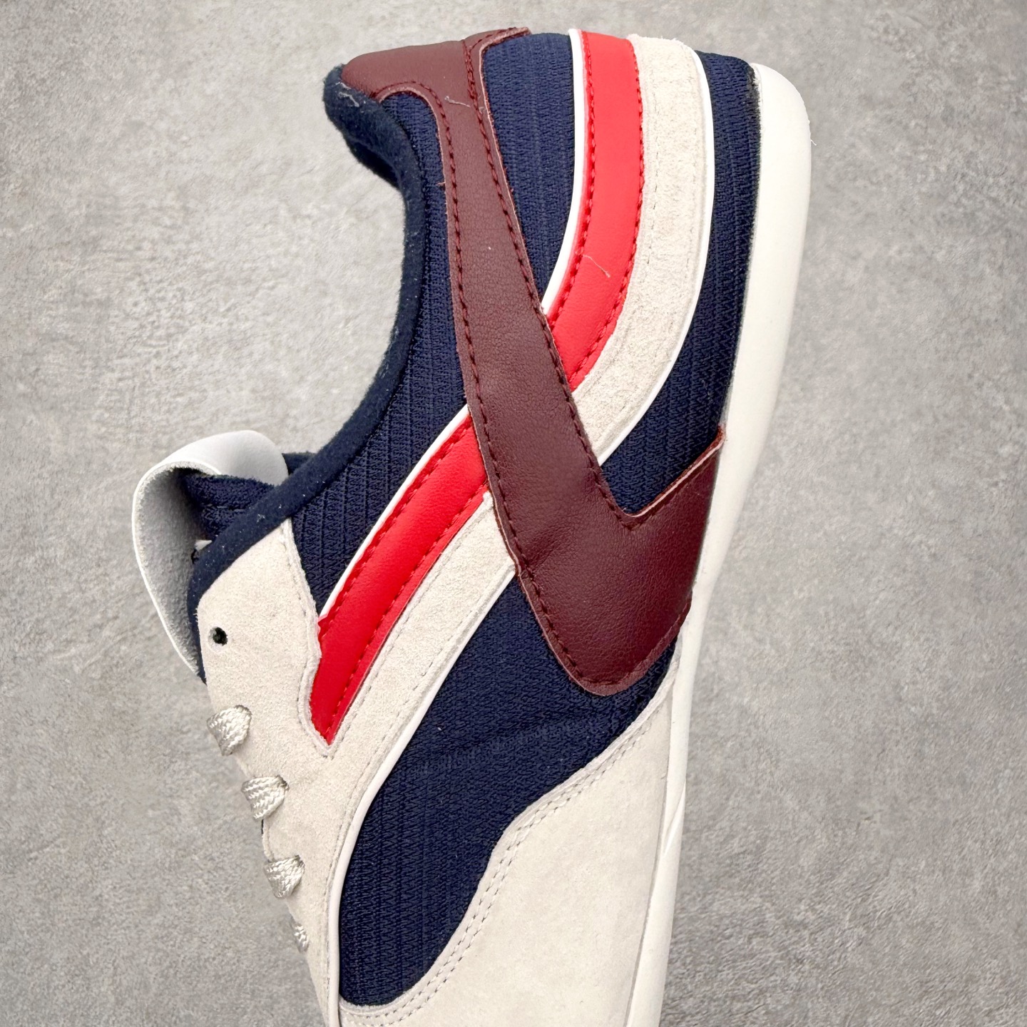 图片[7]-MiuMiu x New Balance 530 SL NB新百伦缪缪联名系列低帮经典复古休闲运动慢跑鞋 近几年运动品牌与各大潮流品牌不断推出联名产品，在球鞋圈拥有极高的热度。此外，奢侈品牌和运动品牌联名也早已非新鲜事，继 Dior 和 Jordan Brand 以及 Prada 和 adidas 合作后。近日，Miu Miu与New Balance的合作基本已经成为定番，每年都会上新，而近期的最新联名也已经正式曝光，预计会在24年春夏面世！相比之前两次使用的574，这次Miu Miu带来了全新风格。采用了全新型号MR530进行设计，继续使用复古的旧化效果和去年就被带火的美拉德配色打造。Miu Miu作为千禧文化的重要推手，这次也是直接挑选了New Balance 2000年代时发布的健身跑鞋MR530。整体做旧效果非常明显，甚至有些二手鞋的感觉，多少是有点瘦巴黎世家影响了……配色方面将会推出米色和棕色两种颜色可供选择，整体覆盖了做旧麂皮，鞋舌和鞋垫和之前一致，有Miu Miu的Logo，同时搭配皮革和棉质双鞋带组成。尺码：35.5 36 37 37.5 38 38.5 39.5 40 40.5 41.5 42 42.5 43.5 44 45-选品中心