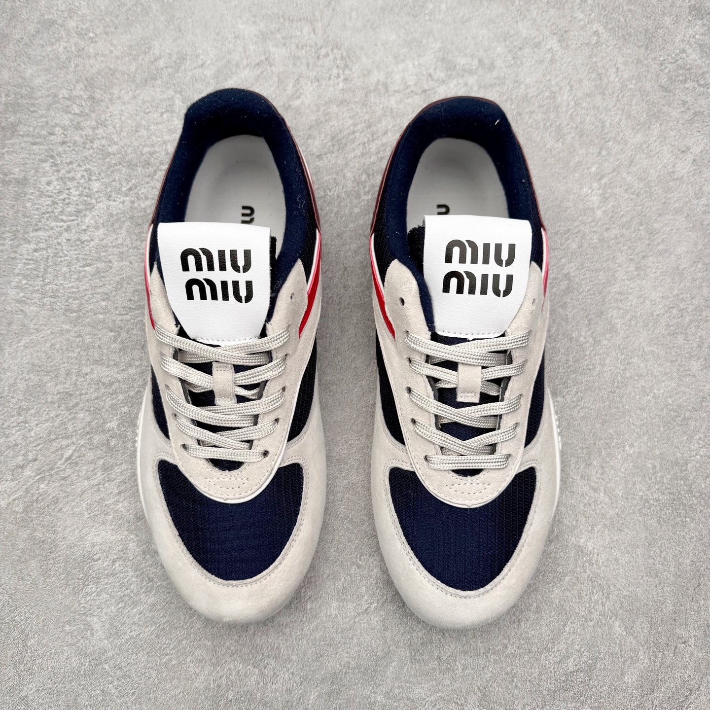 图片[2]-MiuMiu x New Balance 530 SL NB新百伦缪缪联名系列低帮经典复古休闲运动慢跑鞋 近几年运动品牌与各大潮流品牌不断推出联名产品，在球鞋圈拥有极高的热度。此外，奢侈品牌和运动品牌联名也早已非新鲜事，继 Dior 和 Jordan Brand 以及 Prada 和 adidas 合作后。近日，Miu Miu与New Balance的合作基本已经成为定番，每年都会上新，而近期的最新联名也已经正式曝光，预计会在24年春夏面世！相比之前两次使用的574，这次Miu Miu带来了全新风格。采用了全新型号MR530进行设计，继续使用复古的旧化效果和去年就被带火的美拉德配色打造。Miu Miu作为千禧文化的重要推手，这次也是直接挑选了New Balance 2000年代时发布的健身跑鞋MR530。整体做旧效果非常明显，甚至有些二手鞋的感觉，多少是有点瘦巴黎世家影响了……配色方面将会推出米色和棕色两种颜色可供选择，整体覆盖了做旧麂皮，鞋舌和鞋垫和之前一致，有Miu Miu的Logo，同时搭配皮革和棉质双鞋带组成。尺码：35.5 36 37 37.5 38 38.5 39.5 40 40.5 41.5 42 42.5 43.5 44 45-选品中心