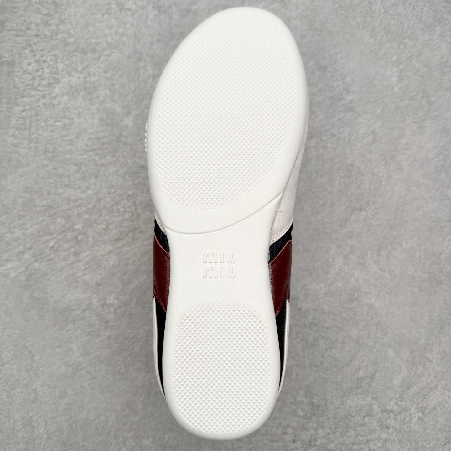 图片[9]-MiuMiu x New Balance 530 SL NB新百伦缪缪联名系列低帮经典复古休闲运动慢跑鞋 近几年运动品牌与各大潮流品牌不断推出联名产品，在球鞋圈拥有极高的热度。此外，奢侈品牌和运动品牌联名也早已非新鲜事，继 Dior 和 Jordan Brand 以及 Prada 和 adidas 合作后。近日，Miu Miu与New Balance的合作基本已经成为定番，每年都会上新，而近期的最新联名也已经正式曝光，预计会在24年春夏面世！相比之前两次使用的574，这次Miu Miu带来了全新风格。采用了全新型号MR530进行设计，继续使用复古的旧化效果和去年就被带火的美拉德配色打造。Miu Miu作为千禧文化的重要推手，这次也是直接挑选了New Balance 2000年代时发布的健身跑鞋MR530。整体做旧效果非常明显，甚至有些二手鞋的感觉，多少是有点瘦巴黎世家影响了……配色方面将会推出米色和棕色两种颜色可供选择，整体覆盖了做旧麂皮，鞋舌和鞋垫和之前一致，有Miu Miu的Logo，同时搭配皮革和棉质双鞋带组成。尺码：35.5 36 37 37.5 38 38.5 39.5 40 40.5 41.5 42 42.5 43.5 44 45-选品中心