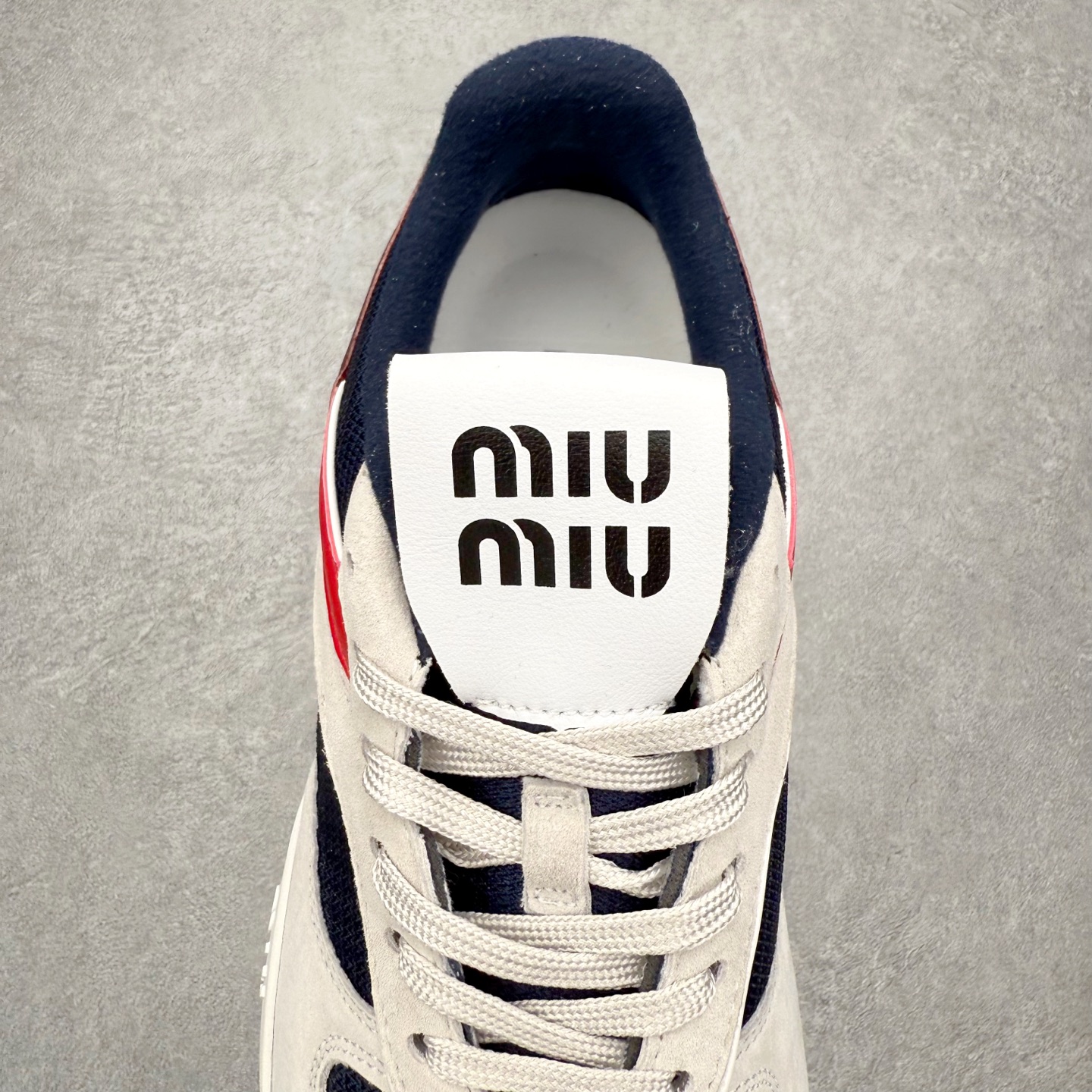 图片[5]-MiuMiu x New Balance 530 SL NB新百伦缪缪联名系列低帮经典复古休闲运动慢跑鞋 近几年运动品牌与各大潮流品牌不断推出联名产品，在球鞋圈拥有极高的热度。此外，奢侈品牌和运动品牌联名也早已非新鲜事，继 Dior 和 Jordan Brand 以及 Prada 和 adidas 合作后。近日，Miu Miu与New Balance的合作基本已经成为定番，每年都会上新，而近期的最新联名也已经正式曝光，预计会在24年春夏面世！相比之前两次使用的574，这次Miu Miu带来了全新风格。采用了全新型号MR530进行设计，继续使用复古的旧化效果和去年就被带火的美拉德配色打造。Miu Miu作为千禧文化的重要推手，这次也是直接挑选了New Balance 2000年代时发布的健身跑鞋MR530。整体做旧效果非常明显，甚至有些二手鞋的感觉，多少是有点瘦巴黎世家影响了……配色方面将会推出米色和棕色两种颜色可供选择，整体覆盖了做旧麂皮，鞋舌和鞋垫和之前一致，有Miu Miu的Logo，同时搭配皮革和棉质双鞋带组成。尺码：35.5 36 37 37.5 38 38.5 39.5 40 40.5 41.5 42 42.5 43.5 44 45-选品中心