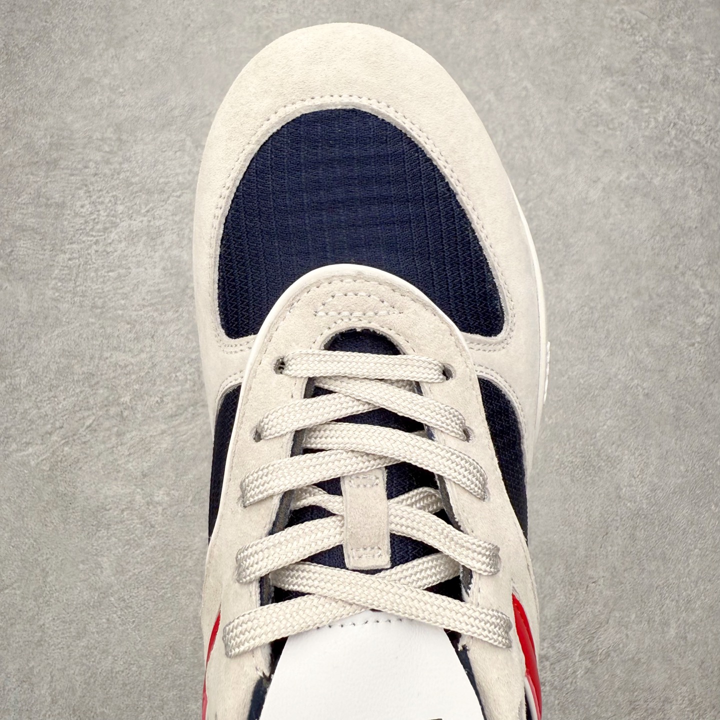 图片[4]-MiuMiu x New Balance 530 SL NB新百伦缪缪联名系列低帮经典复古休闲运动慢跑鞋 近几年运动品牌与各大潮流品牌不断推出联名产品，在球鞋圈拥有极高的热度。此外，奢侈品牌和运动品牌联名也早已非新鲜事，继 Dior 和 Jordan Brand 以及 Prada 和 adidas 合作后。近日，Miu Miu与New Balance的合作基本已经成为定番，每年都会上新，而近期的最新联名也已经正式曝光，预计会在24年春夏面世！相比之前两次使用的574，这次Miu Miu带来了全新风格。采用了全新型号MR530进行设计，继续使用复古的旧化效果和去年就被带火的美拉德配色打造。Miu Miu作为千禧文化的重要推手，这次也是直接挑选了New Balance 2000年代时发布的健身跑鞋MR530。整体做旧效果非常明显，甚至有些二手鞋的感觉，多少是有点瘦巴黎世家影响了……配色方面将会推出米色和棕色两种颜色可供选择，整体覆盖了做旧麂皮，鞋舌和鞋垫和之前一致，有Miu Miu的Logo，同时搭配皮革和棉质双鞋带组成。尺码：35.5 36 37 37.5 38 38.5 39.5 40 40.5 41.5 42 42.5 43.5 44 45-选品中心