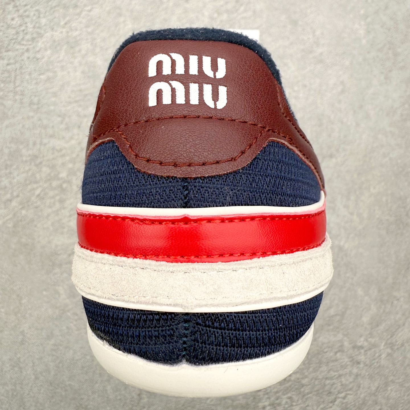 图片[8]-MiuMiu x New Balance 530 SL NB新百伦缪缪联名系列低帮经典复古休闲运动慢跑鞋 近几年运动品牌与各大潮流品牌不断推出联名产品，在球鞋圈拥有极高的热度。此外，奢侈品牌和运动品牌联名也早已非新鲜事，继 Dior 和 Jordan Brand 以及 Prada 和 adidas 合作后。近日，Miu Miu与New Balance的合作基本已经成为定番，每年都会上新，而近期的最新联名也已经正式曝光，预计会在24年春夏面世！相比之前两次使用的574，这次Miu Miu带来了全新风格。采用了全新型号MR530进行设计，继续使用复古的旧化效果和去年就被带火的美拉德配色打造。Miu Miu作为千禧文化的重要推手，这次也是直接挑选了New Balance 2000年代时发布的健身跑鞋MR530。整体做旧效果非常明显，甚至有些二手鞋的感觉，多少是有点瘦巴黎世家影响了……配色方面将会推出米色和棕色两种颜色可供选择，整体覆盖了做旧麂皮，鞋舌和鞋垫和之前一致，有Miu Miu的Logo，同时搭配皮革和棉质双鞋带组成。尺码：35.5 36 37 37.5 38 38.5 39.5 40 40.5 41.5 42 42.5 43.5 44 45-选品中心