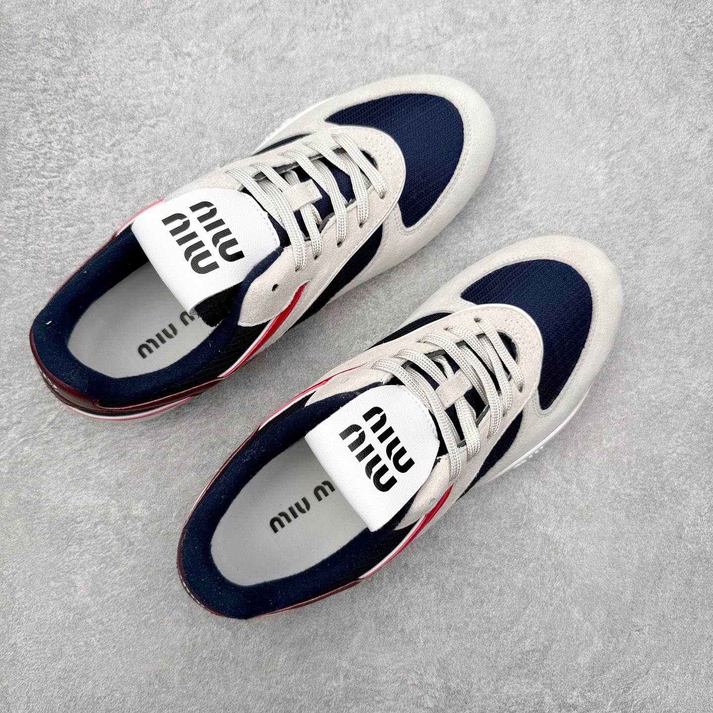 图片[3]-MiuMiu x New Balance 530 SL NB新百伦缪缪联名系列低帮经典复古休闲运动慢跑鞋 近几年运动品牌与各大潮流品牌不断推出联名产品，在球鞋圈拥有极高的热度。此外，奢侈品牌和运动品牌联名也早已非新鲜事，继 Dior 和 Jordan Brand 以及 Prada 和 adidas 合作后。近日，Miu Miu与New Balance的合作基本已经成为定番，每年都会上新，而近期的最新联名也已经正式曝光，预计会在24年春夏面世！相比之前两次使用的574，这次Miu Miu带来了全新风格。采用了全新型号MR530进行设计，继续使用复古的旧化效果和去年就被带火的美拉德配色打造。Miu Miu作为千禧文化的重要推手，这次也是直接挑选了New Balance 2000年代时发布的健身跑鞋MR530。整体做旧效果非常明显，甚至有些二手鞋的感觉，多少是有点瘦巴黎世家影响了……配色方面将会推出米色和棕色两种颜色可供选择，整体覆盖了做旧麂皮，鞋舌和鞋垫和之前一致，有Miu Miu的Logo，同时搭配皮革和棉质双鞋带组成。尺码：35.5 36 37 37.5 38 38.5 39.5 40 40.5 41.5 42 42.5 43.5 44 45-选品中心