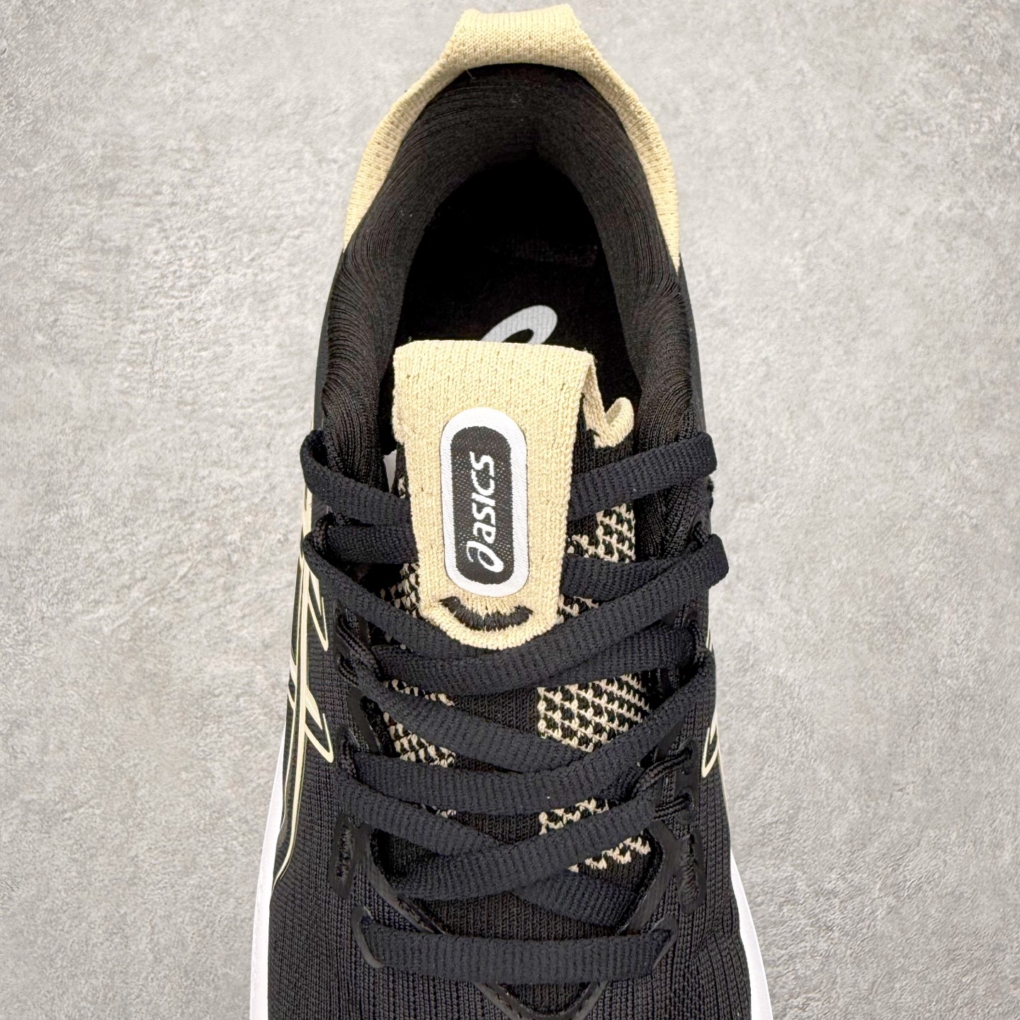 图片[5]-Asics GEL-Nimbus 28 亚瑟士缓震跑鞋 近年复古风潮的势头很旺 ASICS一直坚信保持身体的健康与活力是打造健康快乐的生活方式的最佳途径 ASICS为复古鞋型注入新设计 为玩家的街头穿搭提供了更多可能 GEL-NIMBUSTM9运动鞋最初是为中立和仰卧跑步者设计的长距离训练器 采用原始材料和关键细节重新设计 其Y2K时代的工业外观也被大胆的对比和色块所抵消 尺码：36 36.5 37.5 38 38.5 39 40 40.5 41.5 42 42.5 43.5 44 44.5 45-选品中心