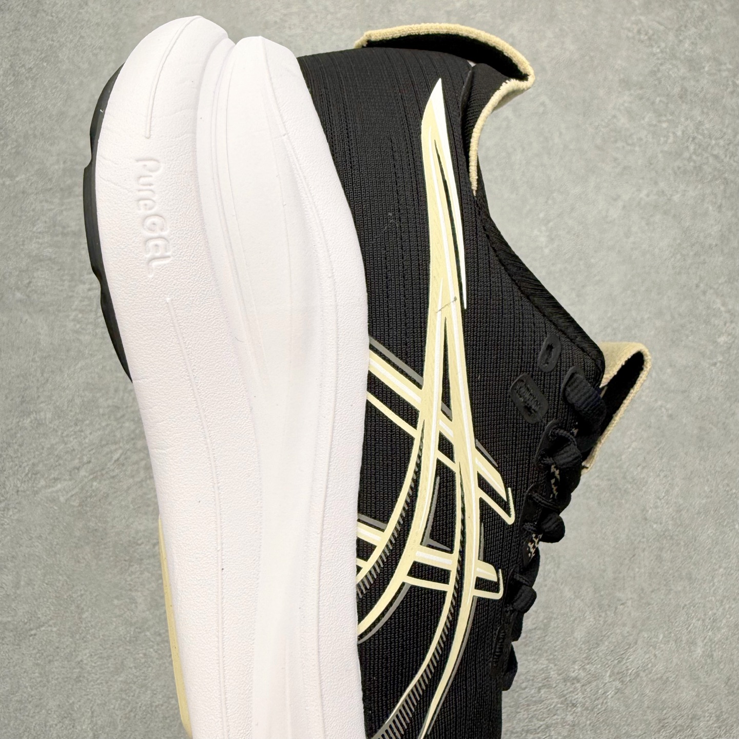 图片[6]-Asics GEL-Nimbus 28 亚瑟士缓震跑鞋 近年复古风潮的势头很旺 ASICS一直坚信保持身体的健康与活力是打造健康快乐的生活方式的最佳途径 ASICS为复古鞋型注入新设计 为玩家的街头穿搭提供了更多可能 GEL-NIMBUSTM9运动鞋最初是为中立和仰卧跑步者设计的长距离训练器 采用原始材料和关键细节重新设计 其Y2K时代的工业外观也被大胆的对比和色块所抵消 尺码：36 36.5 37.5 38 38.5 39 40 40.5 41.5 42 42.5 43.5 44 44.5 45-选品中心