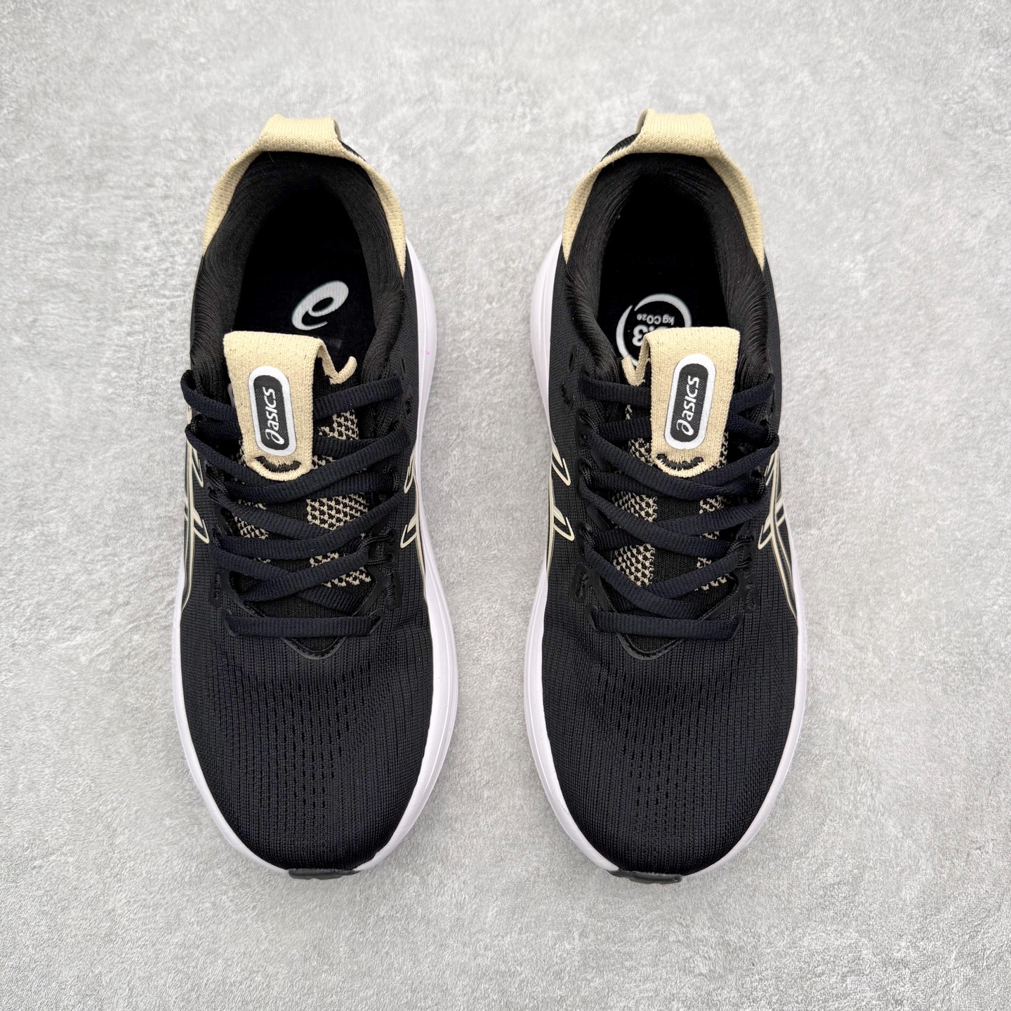 图片[2]-Asics GEL-Nimbus 28 亚瑟士缓震跑鞋 近年复古风潮的势头很旺 ASICS一直坚信保持身体的健康与活力是打造健康快乐的生活方式的最佳途径 ASICS为复古鞋型注入新设计 为玩家的街头穿搭提供了更多可能 GEL-NIMBUSTM9运动鞋最初是为中立和仰卧跑步者设计的长距离训练器 采用原始材料和关键细节重新设计 其Y2K时代的工业外观也被大胆的对比和色块所抵消 尺码：36 36.5 37.5 38 38.5 39 40 40.5 41.5 42 42.5 43.5 44 44.5 45-选品中心