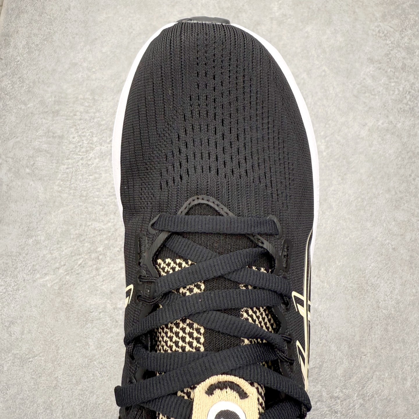 图片[4]-Asics GEL-Nimbus 28 亚瑟士缓震跑鞋 近年复古风潮的势头很旺 ASICS一直坚信保持身体的健康与活力是打造健康快乐的生活方式的最佳途径 ASICS为复古鞋型注入新设计 为玩家的街头穿搭提供了更多可能 GEL-NIMBUSTM9运动鞋最初是为中立和仰卧跑步者设计的长距离训练器 采用原始材料和关键细节重新设计 其Y2K时代的工业外观也被大胆的对比和色块所抵消 尺码：36 36.5 37.5 38 38.5 39 40 40.5 41.5 42 42.5 43.5 44 44.5 45-选品中心