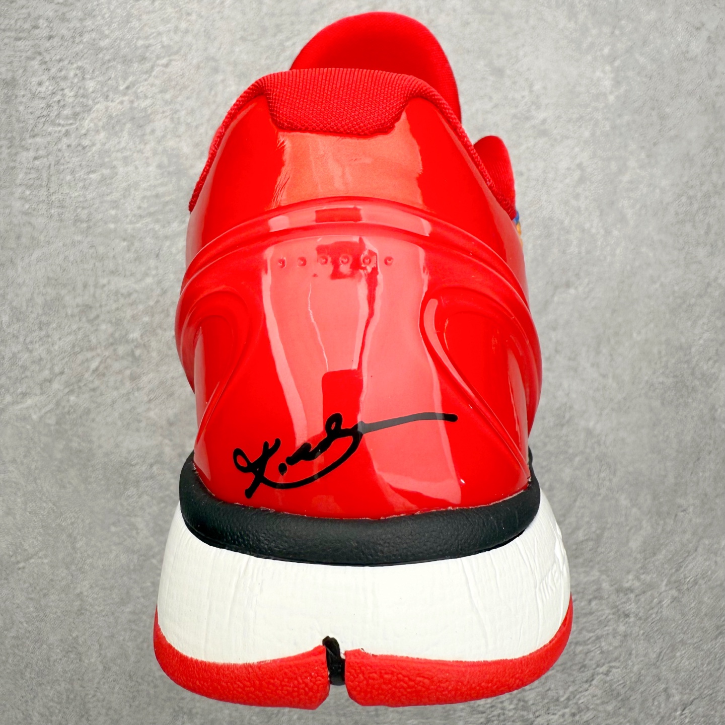 图片[8]-NK Zoom Kobe 6 Protro 科比六代实战篮球鞋 马年定制CYN配色 Eric Avar 这一次在设计中将轻盈发挥到了极致 鞋面采用了更加轻盈、更加强韧的创新的Flywire 2.0技术 球鞋重量更加轻质 重量仅为10.6盎司 内靴设计也使得穿着更加舒适 中底的配置则依日是可靠的zoom气垫和碳板的搭配 外底有个小细节令人十分喜欢 将纹路做成了心电图状 寓意科比对于篮球的喜爱 尺码：40 40.5 41 42 42.5 43 44 44.5 45 46-选品中心