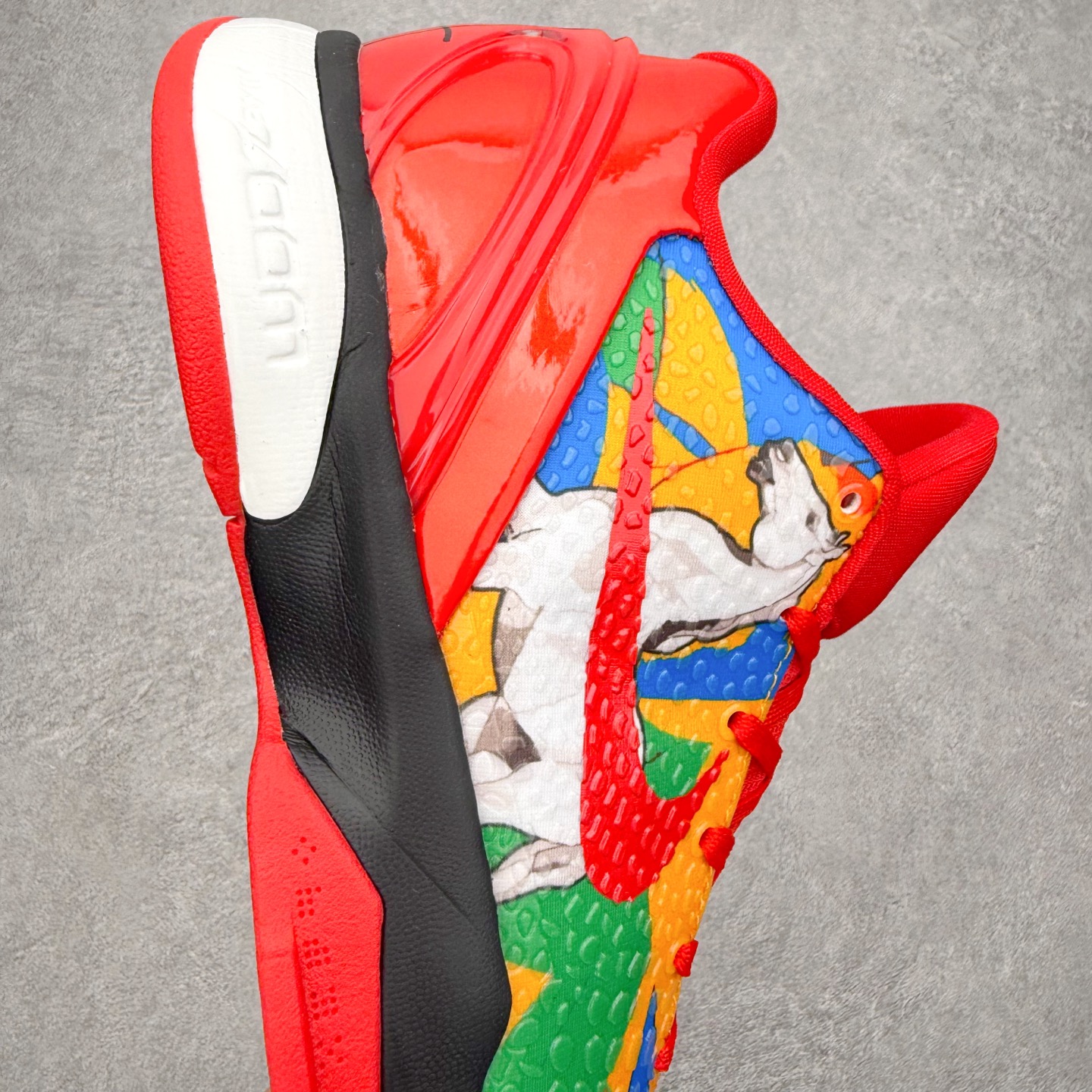 图片[6]-NK Zoom Kobe 6 Protro 科比六代实战篮球鞋 马年定制CYN配色 Eric Avar 这一次在设计中将轻盈发挥到了极致 鞋面采用了更加轻盈、更加强韧的创新的Flywire 2.0技术 球鞋重量更加轻质 重量仅为10.6盎司 内靴设计也使得穿着更加舒适 中底的配置则依日是可靠的zoom气垫和碳板的搭配 外底有个小细节令人十分喜欢 将纹路做成了心电图状 寓意科比对于篮球的喜爱 尺码：40 40.5 41 42 42.5 43 44 44.5 45 46-选品中心