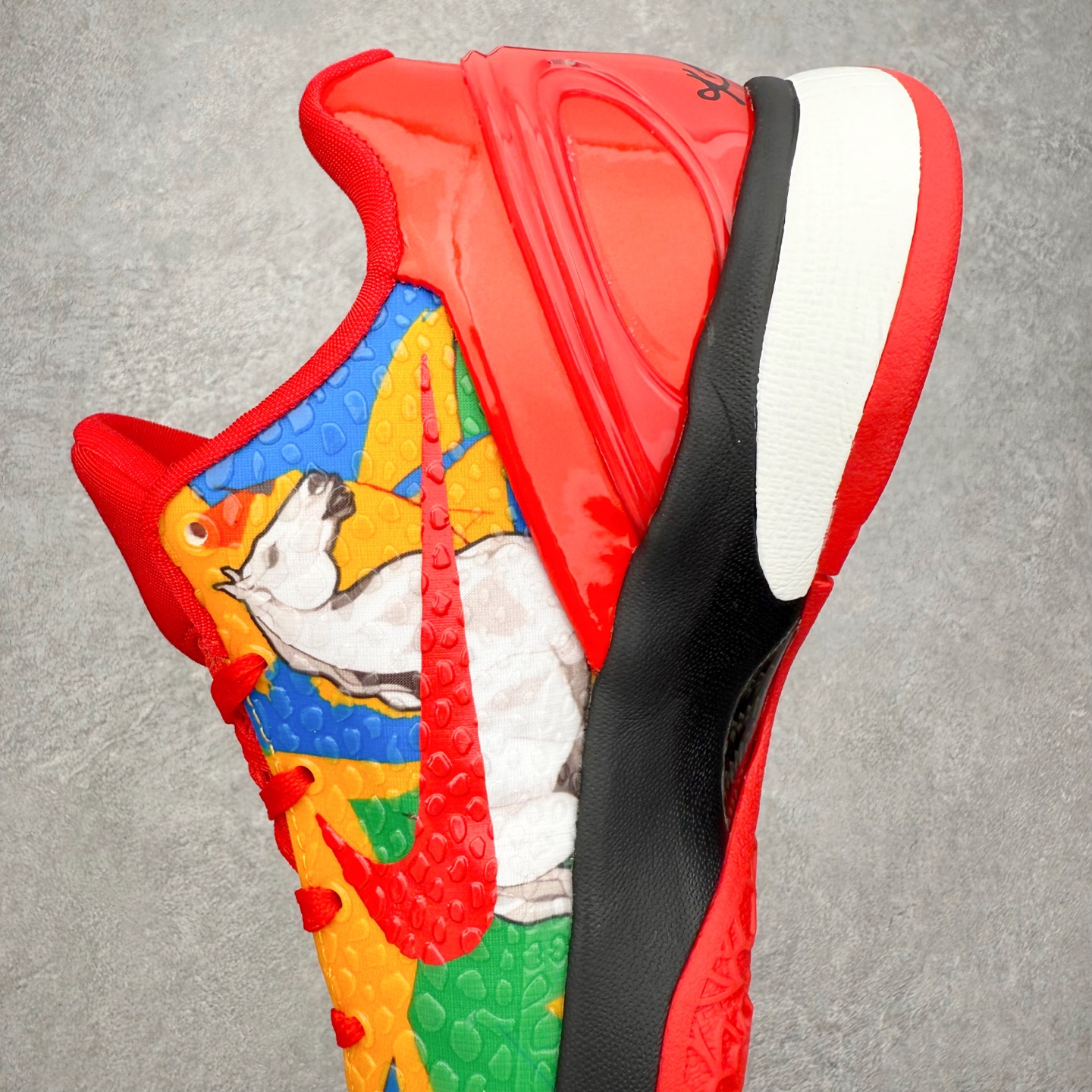 图片[7]-NK Zoom Kobe 6 Protro 科比六代实战篮球鞋 马年定制CYN配色 Eric Avar 这一次在设计中将轻盈发挥到了极致 鞋面采用了更加轻盈、更加强韧的创新的Flywire 2.0技术 球鞋重量更加轻质 重量仅为10.6盎司 内靴设计也使得穿着更加舒适 中底的配置则依日是可靠的zoom气垫和碳板的搭配 外底有个小细节令人十分喜欢 将纹路做成了心电图状 寓意科比对于篮球的喜爱 尺码：40 40.5 41 42 42.5 43 44 44.5 45 46-选品中心