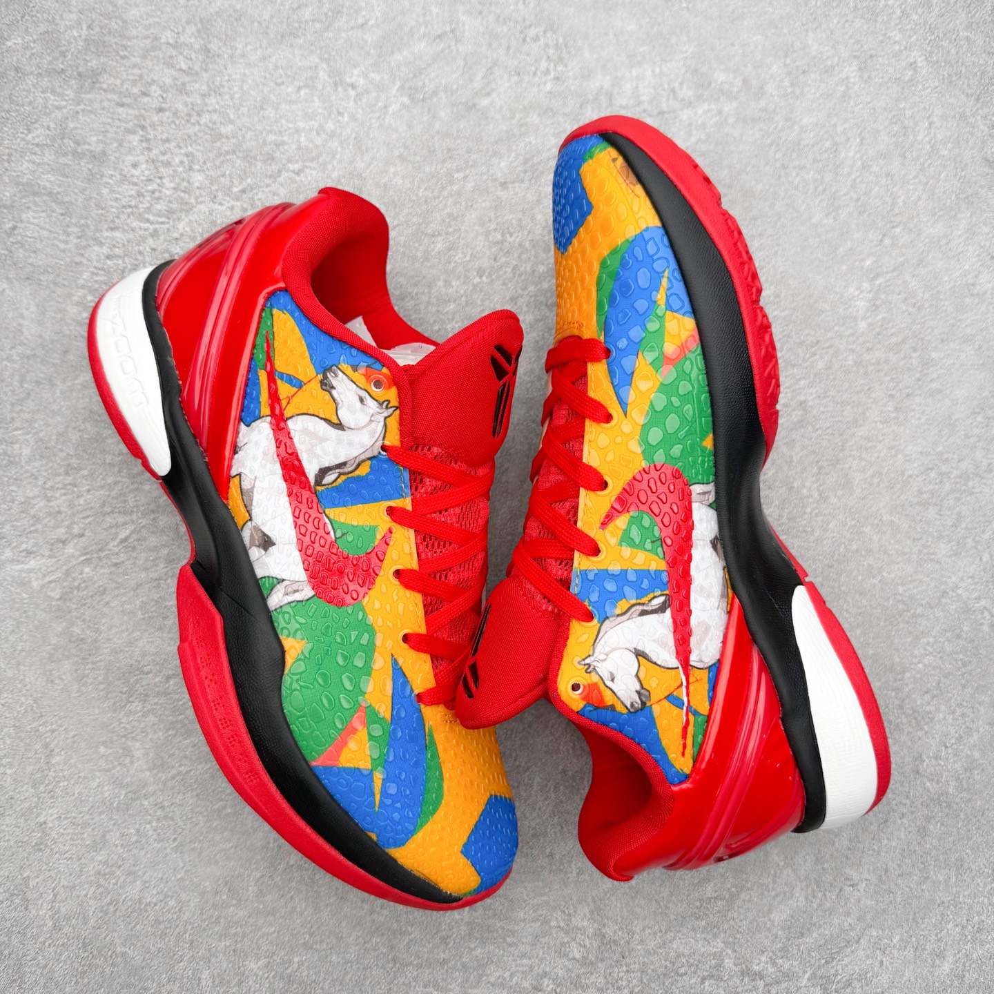 图片[3]-NK Zoom Kobe 6 Protro 科比六代实战篮球鞋 马年定制CYN配色 Eric Avar 这一次在设计中将轻盈发挥到了极致 鞋面采用了更加轻盈、更加强韧的创新的Flywire 2.0技术 球鞋重量更加轻质 重量仅为10.6盎司 内靴设计也使得穿着更加舒适 中底的配置则依日是可靠的zoom气垫和碳板的搭配 外底有个小细节令人十分喜欢 将纹路做成了心电图状 寓意科比对于篮球的喜爱 尺码：40 40.5 41 42 42.5 43 44 44.5 45 46-选品中心